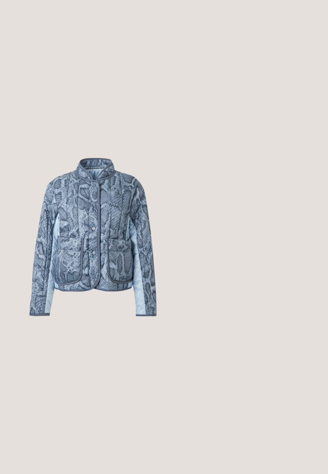 Veste matelassée bleu clair avec imprimé serpent bleu foncé, fermeture par boutons-pression, deux poches avant et col arrondi.; Haut sans manches en satin bleu clair avec encolure en V, coupe ample et texture lisse et brillante sur un fond uni.; Pantalon ample couleur crème avec fines rayures verticales, plis à l'avant, poches latérales, et passants pour ceinture.; Chaussure plate beige à bout pointu avec bride arrière et petit talon, équipée d'une sangle ajustable à boucle, sur un fond clair uni.; Sac bandoulière rectangulaire en cuir rose avec poignée chaîne dorée et bandoulière en tissu réglable, petit logo doré sur l’avant.; Boucles d'oreilles clous en forme de cœur ornées de petits cristaux, chacune traversée par un détail en forme de flèche ton or sur fond blanc.