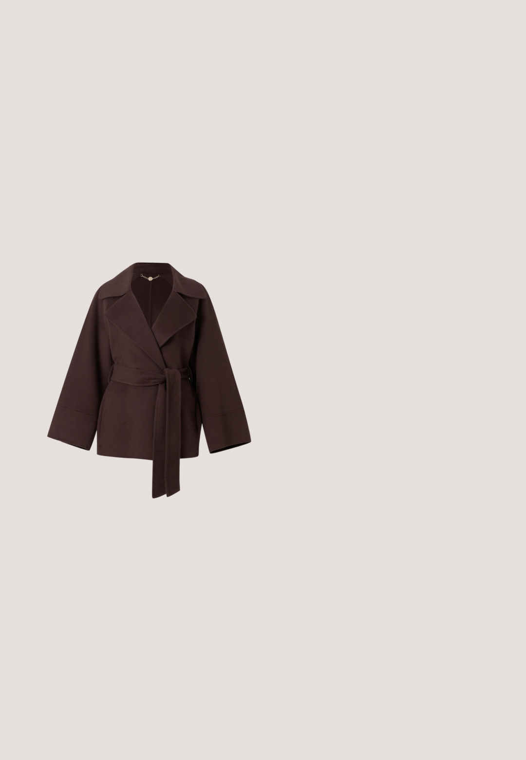 Donkerbruine wollen wikkeljas met brede revers, lange mouwen en een bijpassende riem gestrikt in de taille op een effen achtergrond.; Mouwloze zwarte jurk met hoogsluitende hals van glad satijn. Vloerlengte ontwerp met een aansluitend lijfje en een vloeiende rok. Minimale details.; Bruine gepatineerde leren slingback hak met een spitze neus, verstelbare straps en decoratieve gespen aan de voorkant. 3-inch hakhoogte.;  Schildpadbril met bruine lenzen, oversized rechthoekige monturen en gouden logo-accenten op de tempels. Glanzende afwerking.; Handtas met krokodillenstructuur in tinten beige en zwart, met een kettingriem in goudkleur en een gouden logo-accent aan de voorkant.; Gouden armband met een strakke, gladde vorm en een gepolijste afwerking, voorzien van twee octagonale edelstenen: één lavendel en één amber.