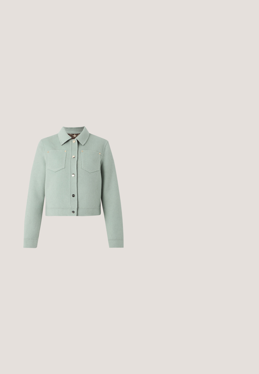 Veste courte vert clair avec manches longues, deux poches poitrine avant, un col et des boutons-pression argentés au centre.; Haut blanc à manches courtes avec encolure ronde et manches ballon présentant un motif géométrique découpé au laser.; Jean large beige clair avec une finition métallisée, fabriqué en denim avec une texture lisse et un design standard à cinq poches.; Mule dorée à bout ouvert avec lanières, petit talon kitten et design noué sur fond blanc uni.; Sac à main en cuir gris clair avec poignée supérieure tressée, quincaillerie dorée, bandoulière amovible, et logo de marque discret sur le devant.; Boucles d'oreilles en créoles entrelacées en or et en argent avec des finitions lisses et brillantes ; elles disposent d'un fermoir à tige pour un port sécurisé.