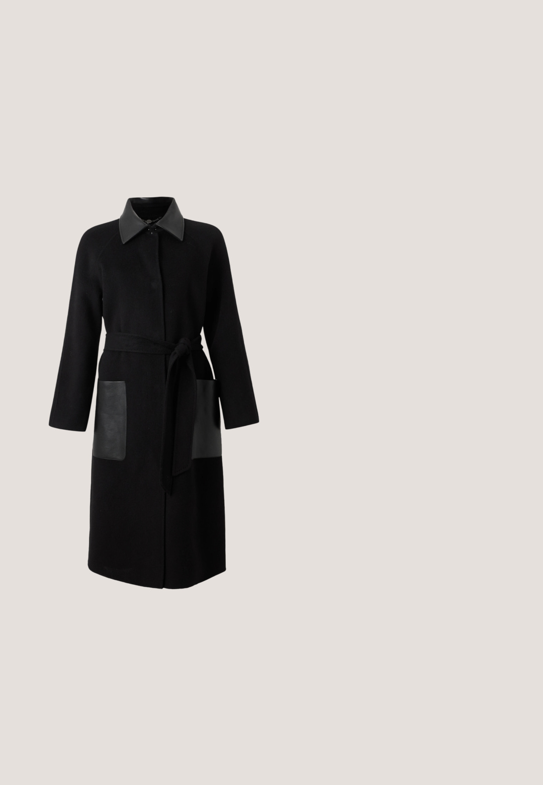 Zwarte lange jas met leren kraag, ceintuur in de taille en grote leren opgestikte zakken aan de voorkant.; Zwarte leren shirtjurk met korte mouwen, kraag, twee borstzakken en een sluiting met knopen aan de voorkant. Soepele textuur met geknipte naden.; Zwarte leren laarzen tot boven de knie met een aansluitend ontwerp, spitse neus en een hoge hak. Gladde textuur en minimalistische stijl.; Zwarte rechthoekige zonnebril met donkergroene glazen, met een glanzend gouden logo aan de zijkant. Gladde plastic montuur met een gedurfde uitstraling.; Zwarte rechthoekige leren handtas met dubbele handvatten, gouden Michael Kors-logo en hangende MK-bedel op een effen lichte achtergrond.; Een paar glanzende oorringen in goudkleur met een lusvormige, gedraaide en verstrengelde ontwerp, afgebeeld op een eenvoudige witte achtergrond.