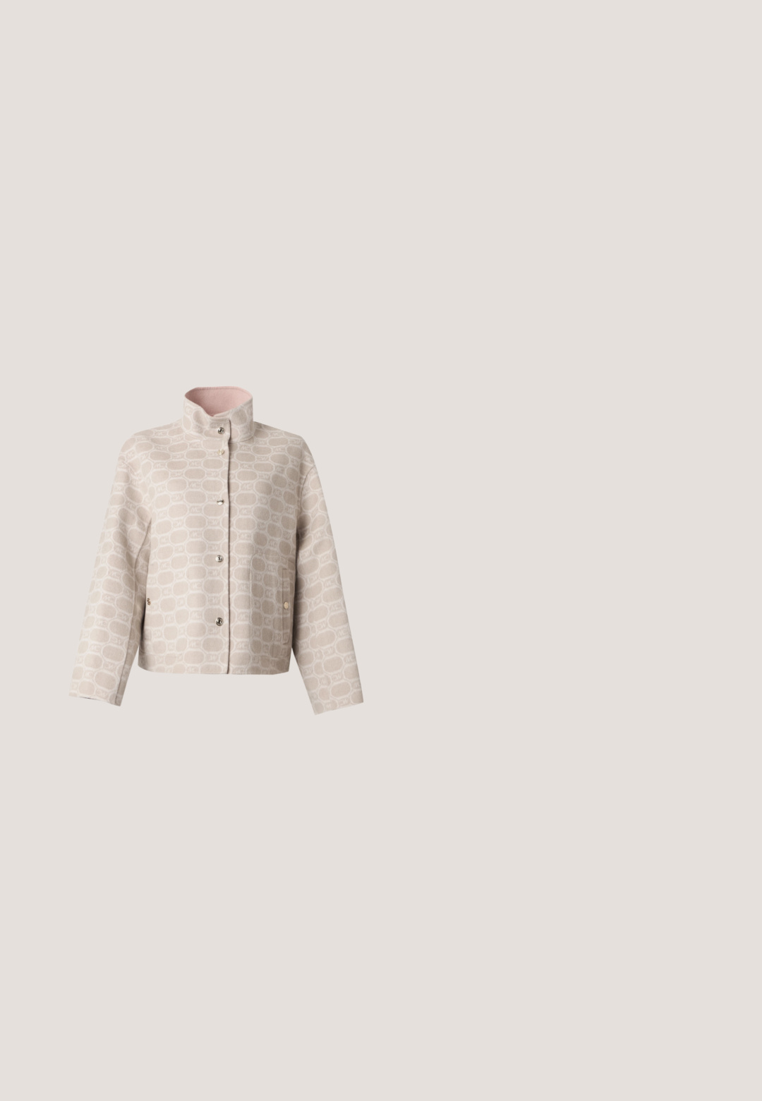 Lyse beige mønstret jakke med høj krave, lange ærmer, knapper foran og sidelommer, vist fladt mod en hvid baggrund.; Skjorte med knapper i silke-blanding, der har en sort bund med et abstrakt bladmønster i grøn og pink. Pufærmer med elastiske manchetter.; Beige bukser med høj talje og brede ben, frontknap og lynlås, for- og baglommer, vist på en lys baggrund.; Sorte læder open-toe mules med en lav hæl. Har en glat overflade og et guld logo-prim på siden.; Sort læder skuldertaske med buet trekantet form, enkelt justerbart rem og synlig diagonal søm foran.; Guld dråbeøreringe med låselås, med lodrette stænger udsmykket med små klare og rektangulære sten.