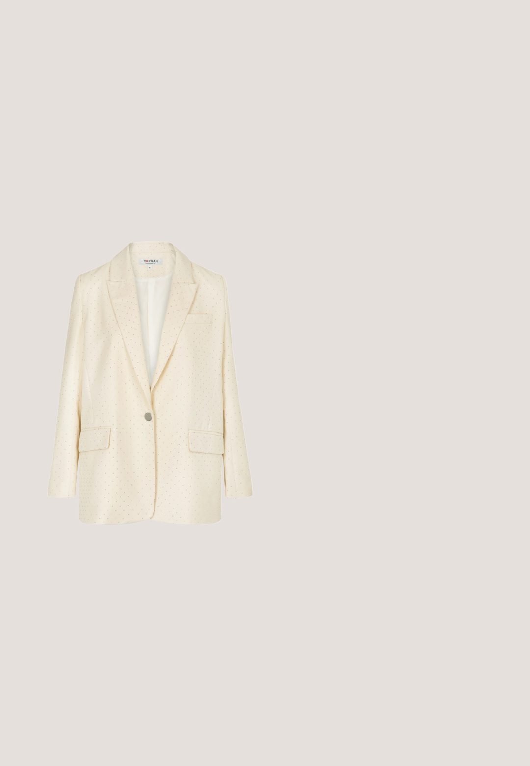 Cremefarbener Blazer mit strukturiertem Design, ausgestattet mit einem Reverskragen, zwei frontalen Taschen und dezenten perforierten Details. Silberne Knopfverschluss.; Cremefarbenes, kurz geschnittenes Camisole-Oberteil mit verstellbaren, dünnen Schulterriemen und einem geraden Ausschnitt.; Beige maßgeschneiderte Shorts mit einem strukturierten Muster aus kleinen, gleichmäßig verteilten Punkten, mit vorderen Falten und einem vorderen Knopfverschluss.; Goldene flache Sandalen mit mehreren überkreuzten Riemen, die mit kleinen klaren Strasssteinen verziert sind. Die Sandalen haben eine flache Sohle und ein offenes Fersen-Design.; Weiße gewebte Ledertasche mit einem einzelnen Riemen, goldener Kettendetail in der Mitte und geknoteten Kordelenden mit goldenen Spitzen.; Perlenarmband mit Goldkette und Verschluss, verziert mit einem goldenen Schmetterlingsanhänger, der mit kleinen Perlen und Kristallen geschmückt ist.