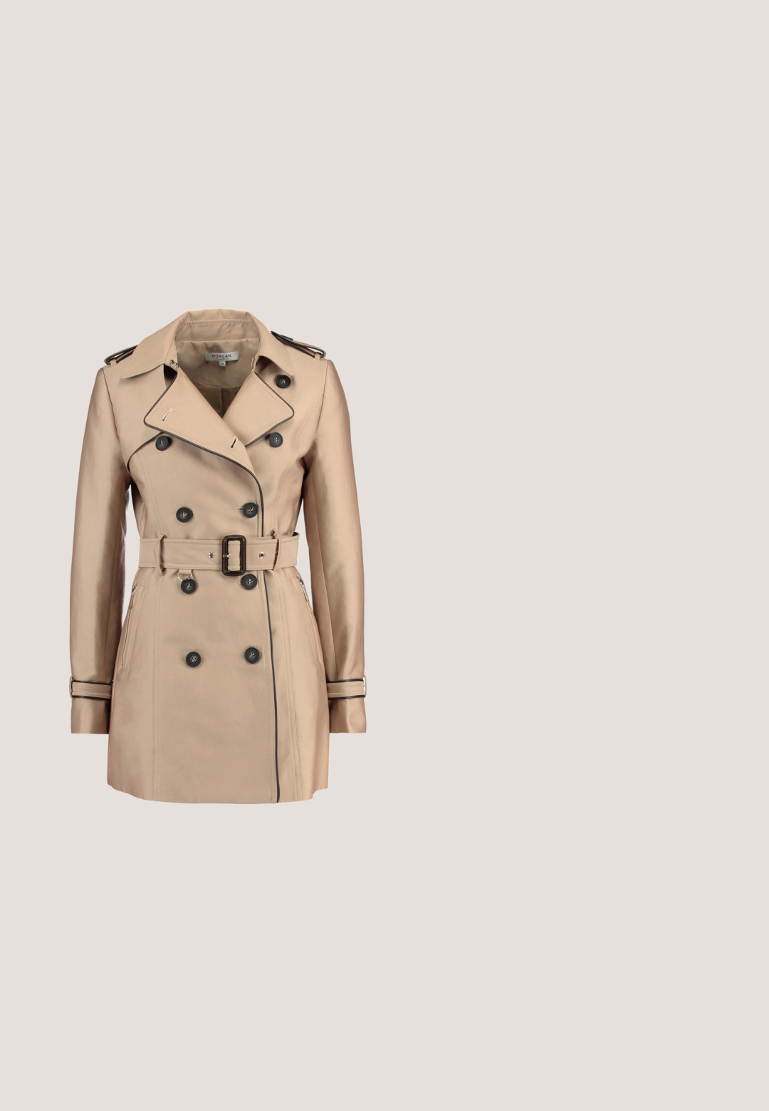 Gabardina beige con diseño de doble botonadura, botones negros y cinturón en la cintura. Cuenta con hombreras y detalles de ribete en contraste.; Top negro de manga larga tipo cuello alto, hecho de una tela suave y elástica con una silueta ajustada y un cuello alto. Sin patrones ni adornos.; Jeans ajustados negros hechos de una mezcla de algodón, con una cintura alta, diseño tradicional de cinco bolsillos y cierre frontal con botón.; Botín de cuero negro al tobillo con paneles laterales elásticos, punta redonda y tacón de bloque texturizado. Presenta un asa en forma de bucle en la parte posterior para facilitar el calzado.; sweet deluxe Pendientes - gold-coloured; Cinturón de cuero negro con un diseño plano y extremo redondeado. Presenta una hebilla cuadrada en tono dorado y una textura suave.