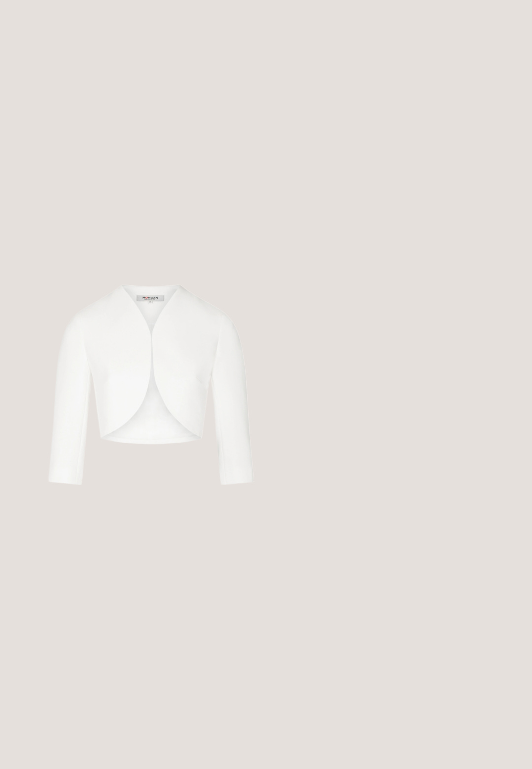 Hvid cropped jakke med rund halsudskæring, trekvartlange ærmer og tekstureret stof. Har et åbent design foran med en glat finish.; Hvid jumpsuit med rynket halsudskæring og bred ben-design, med et stofbælte bundet i taljen. Glat tekstur og elegant silhuet.; Hvide højhælede sandaler med krydsede stropper, T-bar design, glat overflade og spidse tæer. Har en slank hæl og en spændelukning.; Sunglasses med katteøje-design, hvid plastikramme, grå gradientlinser og tynde stænger med subtil brandingdetalje.; Hvid faux læder håndtaske med en struktureret form, der har en guld kædetras og en dekorativ sten udsmykning på forsiden.; Hvide hjerteformede øreringe med en rund, skinnende perle i midten, med en glat overflade og en blank finish.