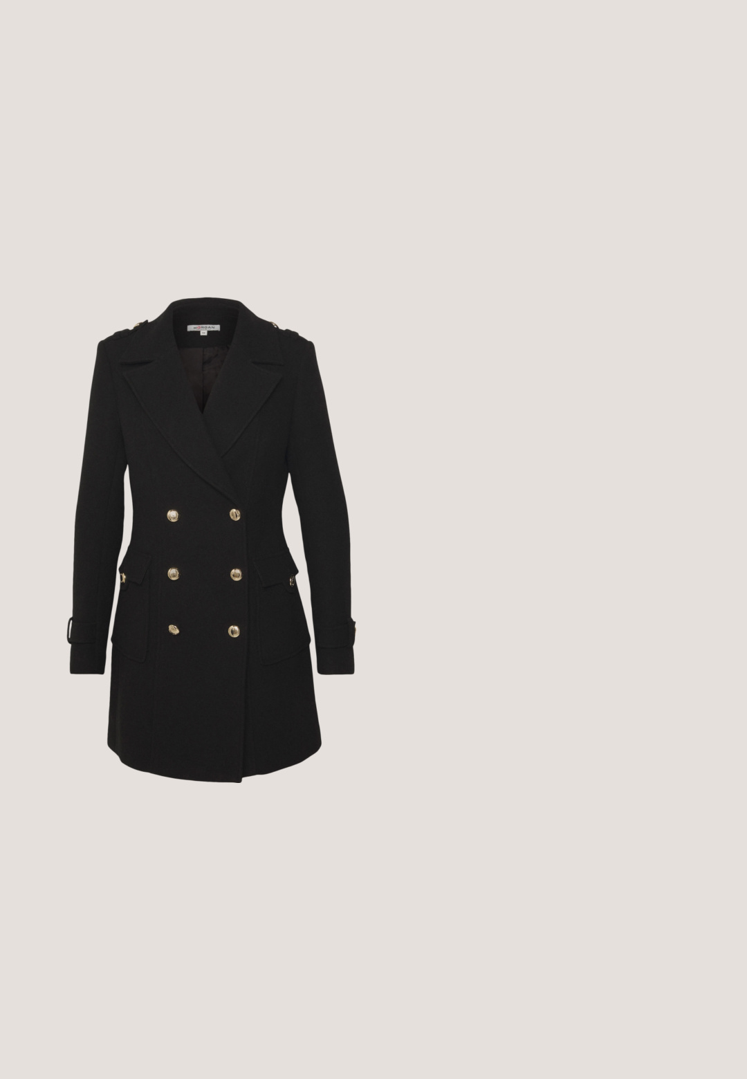 Zwart dubbelbreasted jas van wolmix. Voorzien van goudkleurige knopen, twee zijzakken en epauletten op de schouders. Getailleerde pasvorm.; Diep groene jumpsuit met een hoge kraag, lange pofmouwen en een aansluitend lijfje dat overgaat in brede, vloeiende broekspijpen.; Zwarte sneakers met gouden spikkels, een gestructureerd oppervlak en een stevige zwarte zool. Gekoppeld aan bruine sweatpants met een slim-fit ontwerp.; Zonnebril met een schildpadmotief frame, oversized octagonale vorm, gradient lenzen en een gouden driehoekaccent op de slapen.; Zwarte gewatteerde leren handtas met dubbele handvatten, gouden accenten, decoratieve bedel en "GUESS EST 1981" logo aan de voorkant.; Vierkante oorbellen van goudkleurig metaal, versierd met heldere strassstenen in een rasterpatroon. Met een scharnier sluiting voor gemakkelijk dragen.