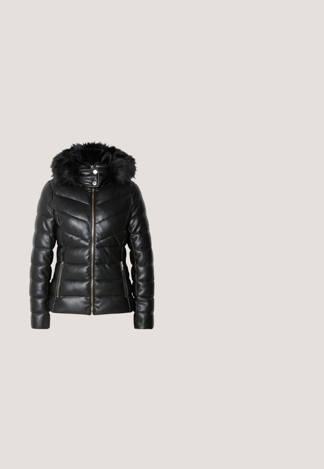 Morgan GKIDIA - Winterjacke - noir; Schwarzes Langarmoberteil mit gerippter Textur, V-Ausschnitt und dezenten Nähdetails. Das Material ist leicht elastisch für zusätzlichen Komfort.; Schwarze Slim-Fit-Jeans aus Denim, mit einem frontalen Knopfverschluss, Nietenverzierungen an den Taschen und einer glatten Textur.; Schwarze Knöchelstiefel mit einem glatten Lederoberteil, geripptem Stoff am Knöchel und einer strukturierten Gummisohle mit einem leichten Absatz.; Zwei schwarze Valentino-Ledertaschen, eine Tote mit doppelten Griffen und eine kleinere Reißverschlusstasche, vor einem weißen Hintergrund.; Silberne Creolen mit polierter Oberfläche, die kleine goldene Akzentdetails und eine runde Form aufweisen, am Ohrläppchen getragen.
