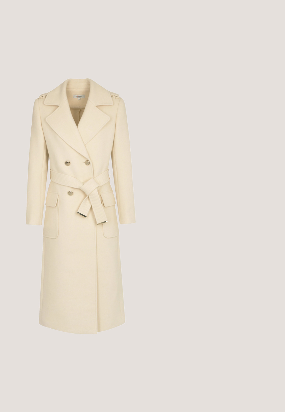 Veste double boutonnage de couleur crème avec une coupe ajustée, grands revers, deux poches avant, ceinture en tissu et accents en métal argenté.; Robe crème côtelée avec un bustier ajusté, des manches raglan courtes et une jupe évasée. Texture lisse et décolleté rond simple.; Escarpin beige en cuir à bride arrière, avec bout pointu, talon fin de hauteur moyenne, bride de cheville avec boucle et ornement circulaire doré sur le devant.; Lunettes de soleil carrées oversized couleur crème avec verres marron dégradés sur fond blanc.; Sac à main rectangulaire couleur crème avec texture tissée, doubles anses, plaque logo dorée et trois breloques rondes dorées suspendues à une anse.; Boucles d'oreilles en métal doré avec un centre en cristal en forme de cœur entouré de petites pierres claires dans un cadre circulaire.