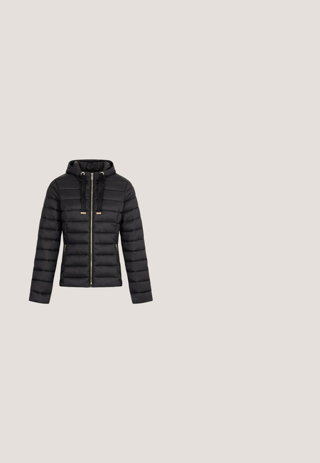Sort puffervest med quiltede paneler, der har en guldtonet lynlås i midten. Glat, skinnende stof med en let tekstur.; Sort langærmet t-shirt lavet af ribstrikket stof med rund halsudskæring. Har en broderet "GUESS Jeans" logo på brystet.; Lyseblå denim jeans med vide ben, forlommer, bæltestropper og falmede detaljer langs lårene. Glat tekstur og klassisk pasform.; Beige højhælede sko med spids tå, med en brun logomønster, tekstureret stof og en slank hæl.; Beige rektangulær skuldertaske i læder med gyldent lynlås, lille gyldent logo og sort justerbar rem med gyldne spænder.; Delikat armbånd af guldkæde med et rundt vedhæng prydet med krystaller og en trekantet låsetags på en hvid baggrund.