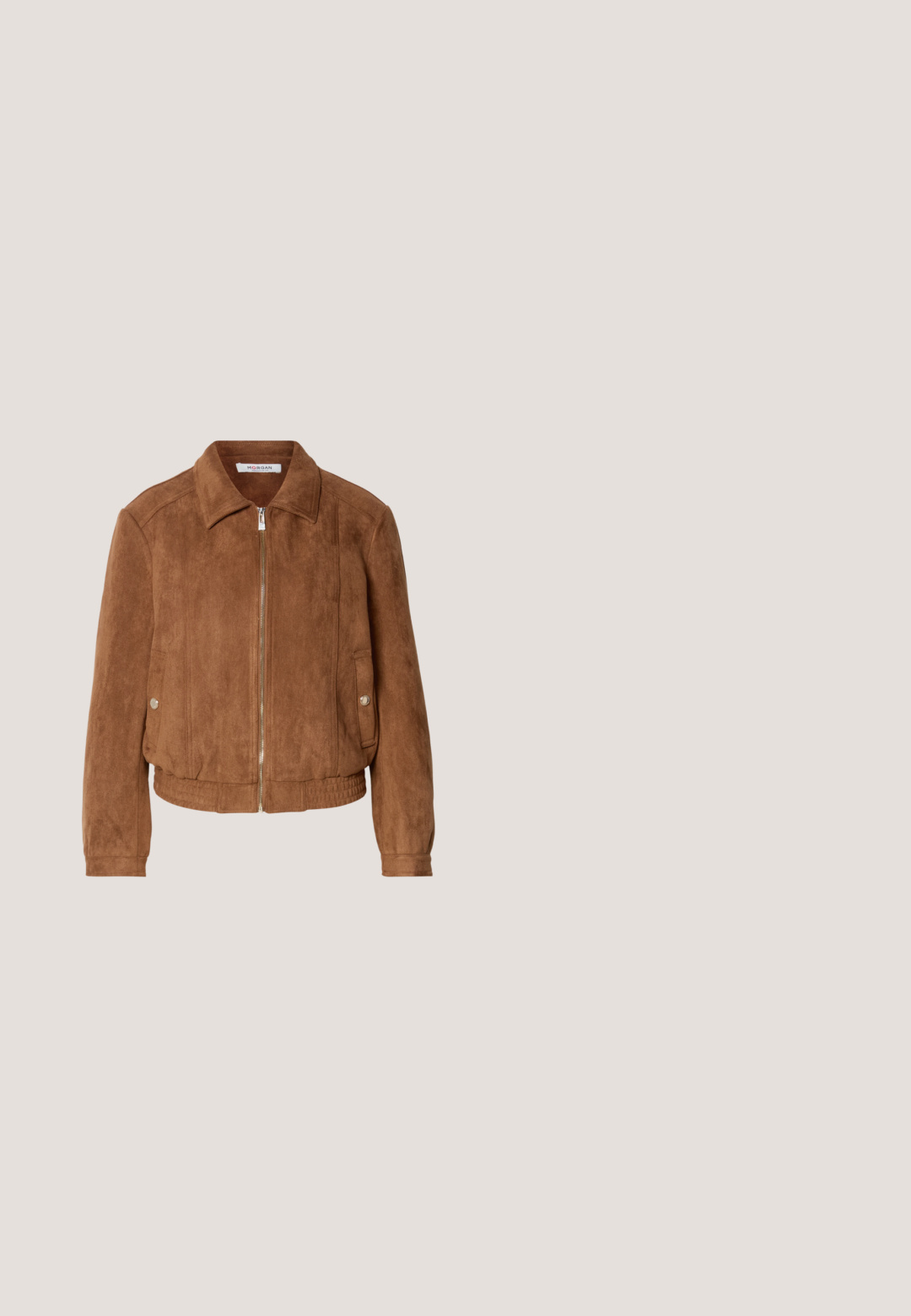 Braune Wildlederjacke mit einem Reißverschluss, geripptem Saum und Stehkragen. Verfügt über Seitentaschen mit Druckknöpfen und einer strukturierten Oberfläche.; Hellgelbes T-Shirt mit kurzen Ärmeln mit einer Grafik schwarzer Kopfhörer und dem Wort „Levi's“, das als Kopfhörerkabel auf der Vorderseite gestaltet ist.; Hellblaue Jeans aus Denim mit geradem Bein, verziert mit navyblauer floralem Stickerei und einem Used-Look-Effekt nahe den Taschen und dem Saum.; Schwarzer Lederloafer mit niedrigem Absatz, abgerundeter Spitze und Ziernähten, im Profil auf schlichtem weißen Hintergrund gezeigt.; Gesteppte Umhängetasche aus dunklem Denim, mit Kettenhenkel und dezentem Diamantmuster sowie kontrastierender Naht.; Silberne herzförmige Ohrringe mit drei herabfallenden Herzen, akzentuiert durch funkelnde Strasssteine. Reflektierende Oberfläche mit eingraviertem Markennamen.