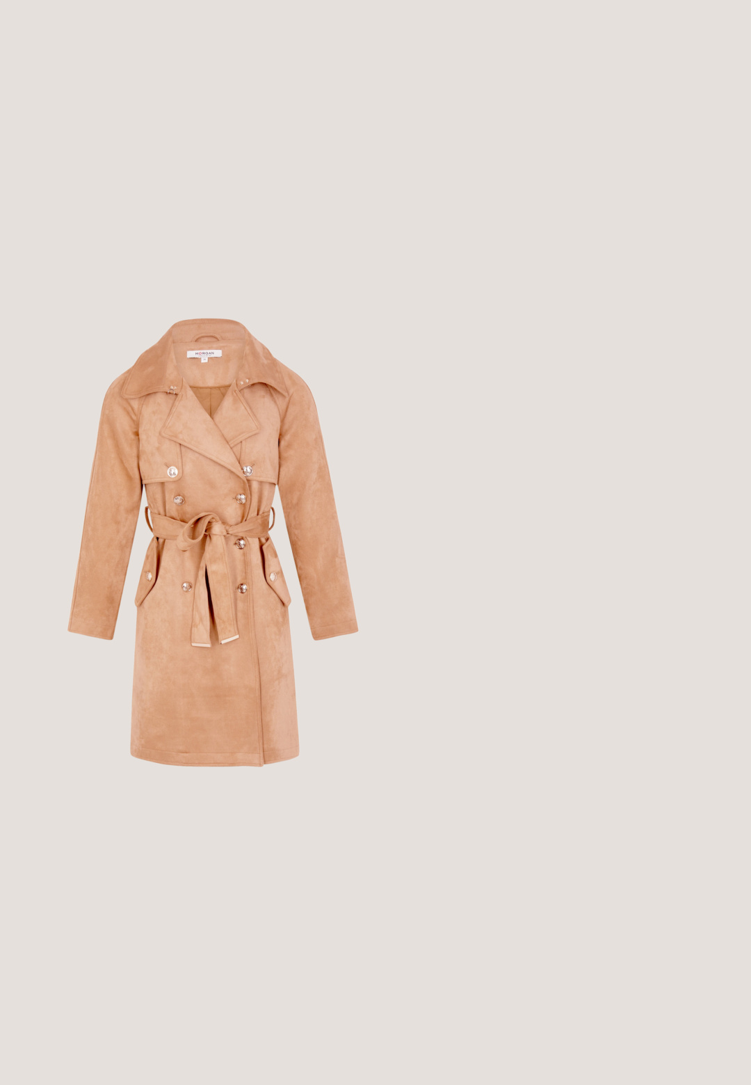 Beige faux suede trench coat med belte i taljen, dobbeltknaplukning, påsatte lommer og klapkrave. Glat tekstur.; Rustbrun, oversized sweaterkjole med høj krave, lange ærmer og ribbede manchetter. Lavet af tekstureret strikmateriale.; Brune læder knæhøje støvler med rund tå, chunky sort hæl og subtile syninger foran og bagpå.; Skildpaddemønstrede solbriller med ottekantet form, gradient brune linser og tynde sorte arme med en guldfarvet detalje på hver side.; Brun læderhåndtaske med runde håndtag, guldstifter og "LIU JO MILANO"-logo foran.; Gul huggieøreringe med ovale, lys orange krystaller. Har en blank finish og indgraveret logo. Post-bag lukning med sikker hardware.