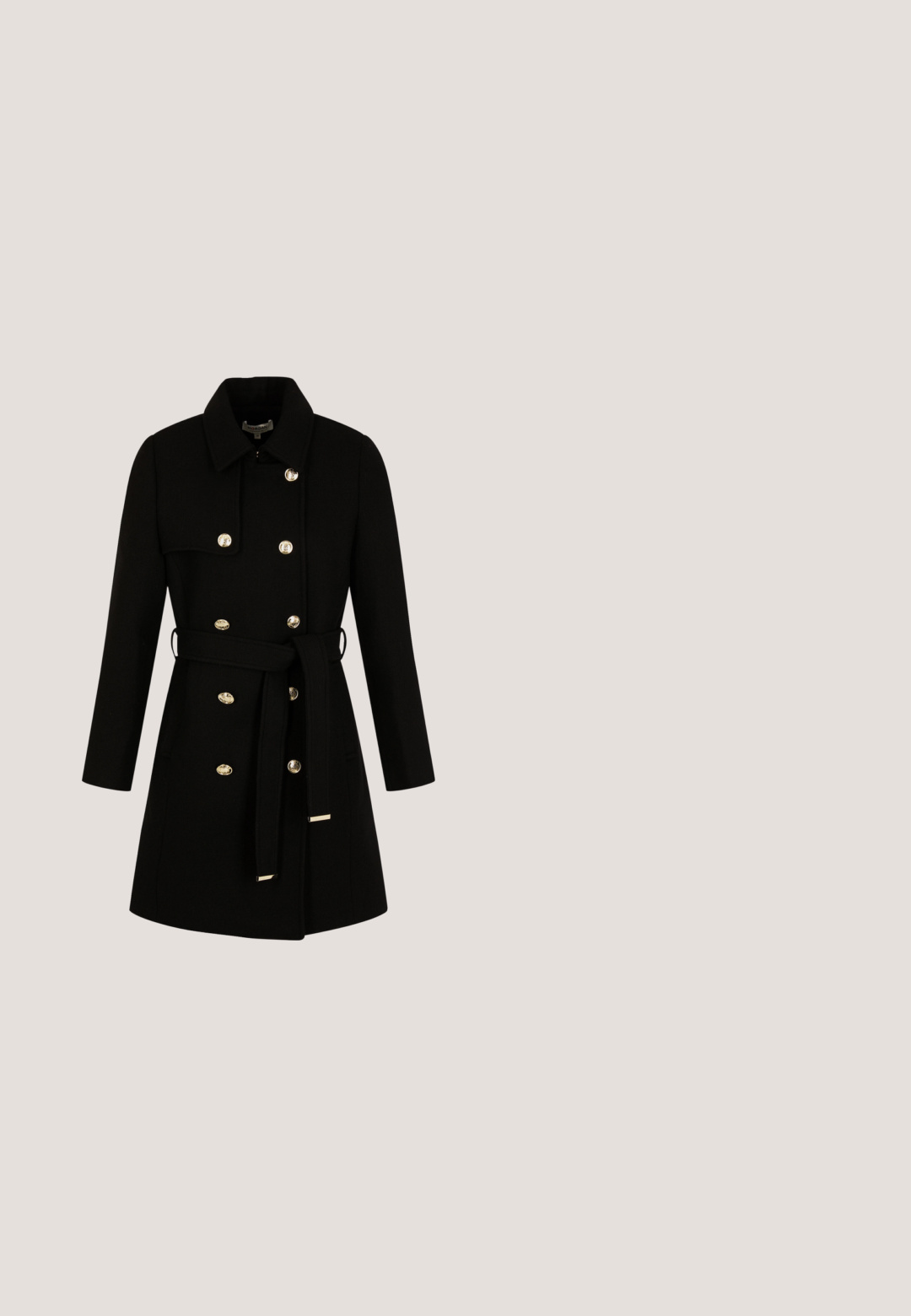 Zwarte wollen jas met een dubbelgevouwen ontwerp, gouden knopen, een ceintuur in de taille en een gestructureerde kraag. Bevat zijzakken en lange mouwen.; Zwarte chiffon jurk met een V-hals, vloeiende cape-mouwen en een met pailletten versierde tailleband. Lange en vloeiende silhouette met een ritssluiting aan de achterkant.; Zwarte suède plateauhakken met een dikke blokhak, ronde neus en enkelbandje dat is beveiligd met een metalen gesp. Zachte textuur overal.; Zwarte vierkante zonnebril met gradient lenzen. Het montuur heeft een glanzende afwerking en dunne metalen accenten op de veren.; Zwarte satijnen clutch met grote stoffen roosdecoratie en gouden kettingriem op een witte achtergrond.; Gouden oorbellen met een centrale parel, omringd door zeven kleine diamantachtige steentjes, met stralenachtige gouden accenten die naar buiten uitsteken.