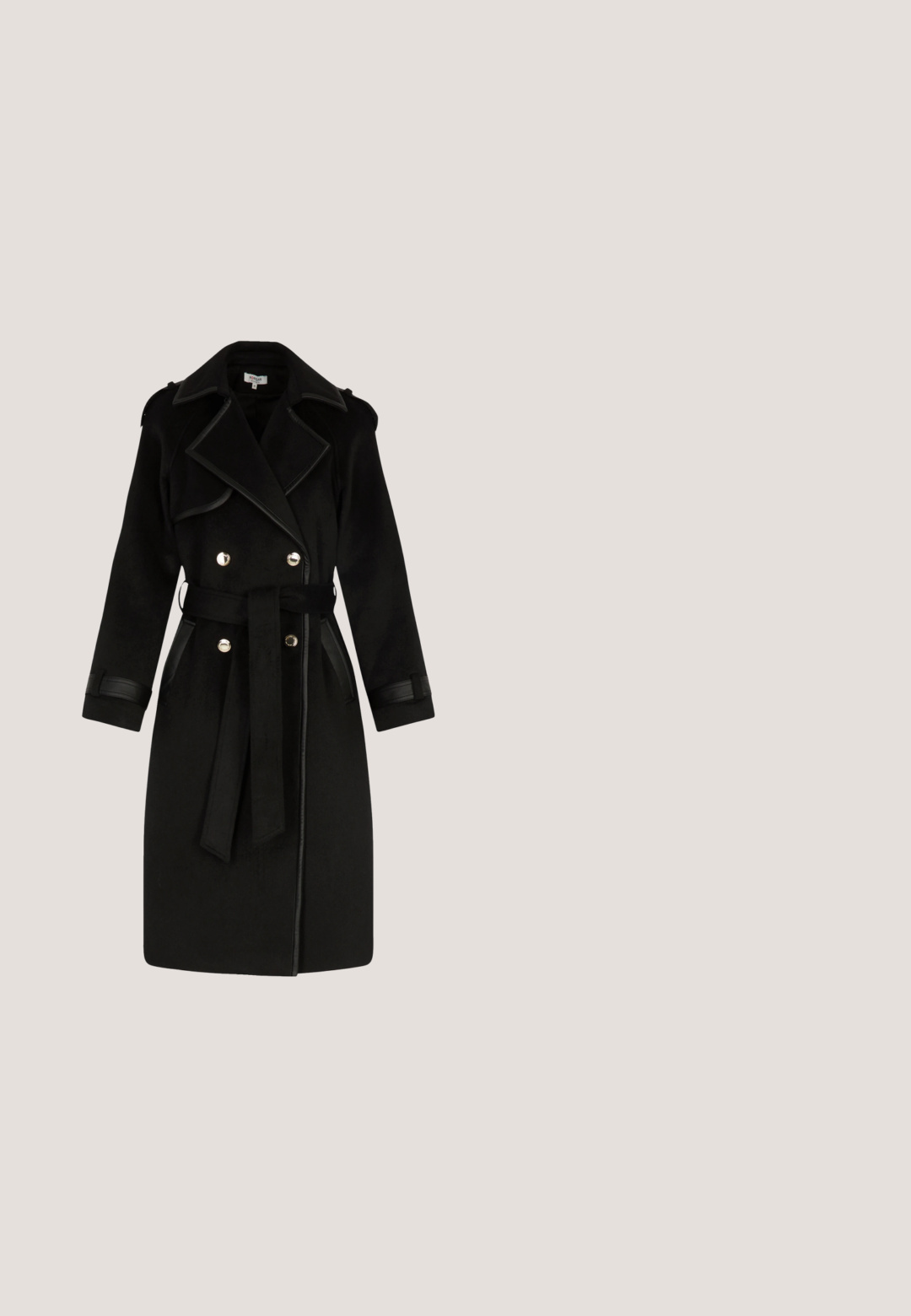 Abrigo negro de trench de tejido suave, con una cintura ceñida por un cinturón, diseño de doble botonadura, con botones en tono plateado y acentos de cuero.; Blusa negra hecha de tela transparente con patrón de lunares, mangas largas, cuello con lazo y puños abotonados. Textura suave y caída ligera.; Falda en línea A de cuero sintético negro con cintura alta y detalles de costuras visibles en la parte delantera y cerca del dobladillo.; Zapato de tacón alto de cuero negro con punta afilada y correa en el tobillo, con una textura suave y un diseño de tacón stiletto fino.; Bolso de hombro de cuero negro con detalles de tachuelas doradas y cierre de solapa. Cuenta con una correa delgada ajustable y un logo en relieve en la parte frontal.; Pendientes de stud en forma de corazón en tono dorado, con un lado adornado con kristales de rhinestone transparentes y el otro grabado con "GUESS". Acabado suave, superficie pulida.