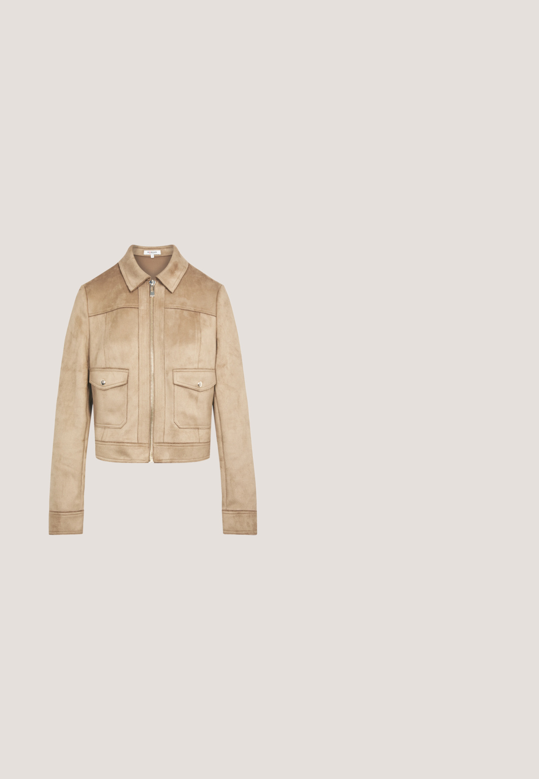 Beige ruskind cropped jakke med frontlynlås, spids krave og to klaplommer med metalliske knapper.; Langærmet omslagkjole i beige stof med et gentagende brunt mønster, der har en dyb V-halsudskæring, guldknapdetaljer og et matchende bælte.; Beige læder højhælet sko med spids snude, glat tekstur og slank stilet-hæl. Minimalistisk design med slip-on stil.; Kremfarvede oversize firkantede solbriller med brune gradientlinser på hvid baggrund.; Brun mønstret clutch-taske med kædehåndtag, der har et logo-plade og en tekstureret overflade. Kompakt rektangulært design.; Delikat armbånd af guldkæde med et rundt vedhæng prydet med krystaller og en trekantet låsetags på en hvid baggrund.