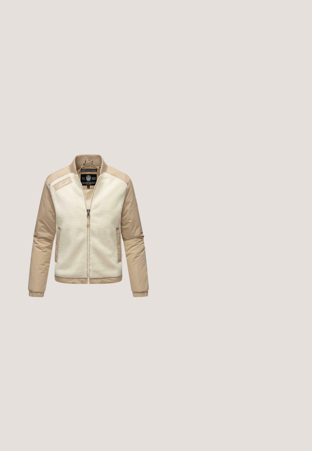 Faux fur og glat stof bomberjakke i beige og creme, lynlåslukning foran, sidelommer, ribbenede manchetter og krave med mærkelogo.; Beige strikket langærmet sweater med diamantmønstre og et lille broderet logo af en polospiller på venstre bryst.; Beige ribstrikket bluse med lange ærmer, rund halsudskæring og lille broderet logo på brystet. Blødt stof med glat tekstur.; Udsvingede jeans i middelblå denim. Har en lynlås foran med en metalknap, to forlommer og falmning detaljer nær knæene.; Brune snørebånd ankelstøvle med kunstpelsforing, glat læderoverdel og en let struktureret gummisål. Har metaløjer og logo-detalje.; Brun læder crossbody-taske med tekstureret finish, slankt design, justerbar rem og en guldfarvet knaplukning.