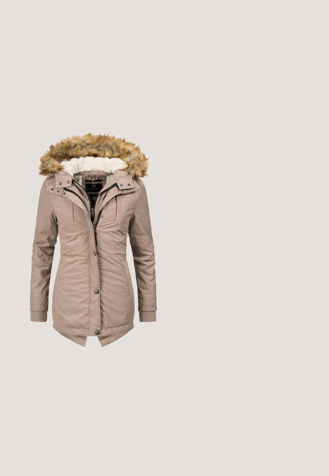 Beige gewatteerde parka met een nepbont capuchon, ritssluiting en knoopsluiting, geribde manchetten en twee zijzakken. Gevoerd met zachte stof.; Gebreide coltrui in zacht perzik met een gestructureerd kabelpatroon, lange mouwen en een geweven merklabel aan de zoom.; Witte coltrui met lange mouwen. Gladde textuur en een aansluitend ontwerp, met een klein merkje aan de onderzijde aan de linkerkant.; Donkergroen olijfgroene broek met een koord in de tailleband, twee zijzakken en een gladde textuur. Rechtafellende pasvorm, casual stijl.; Rieker Snowboots  - brun; Lichtbeige tas met een textuurvolle, fluffy buitenkant en donkerbruine leren accenten. Voorzien van een korte handgreep en een verstelbare schouderriem.