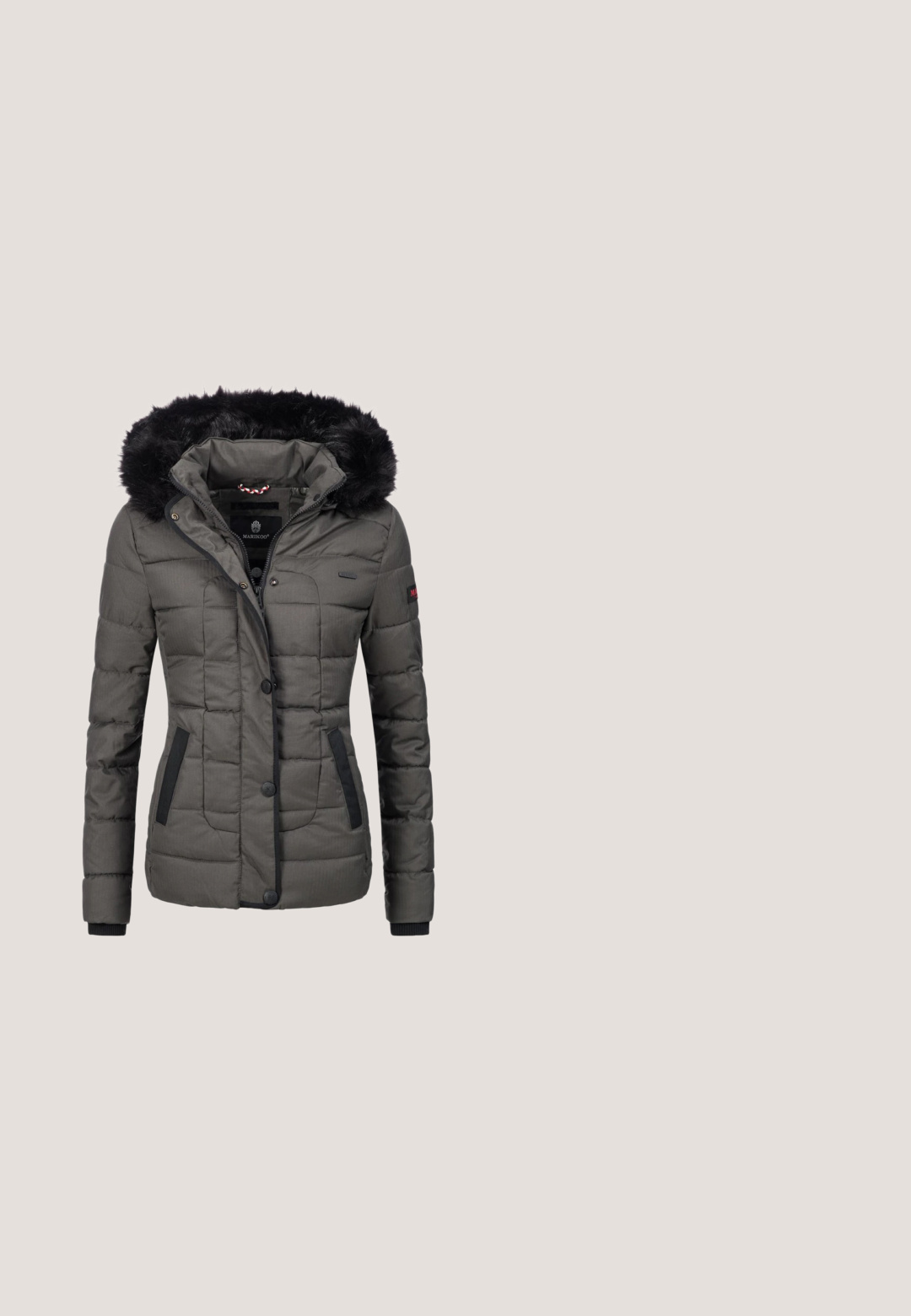 Polstret grå jakke med en pelsforet hætte, der har lynlås- og knaplukning, sidelommer og stribede detaljer på det indre krave.; Grå strikket sweater med rund hals, lange ærmer og ribbet tekstur. Har en afslappet pasform og et casual design, der er velegnet til lag-på-lag.; Jeans med højtaljet, lige ben i falmet sort og grå vask, frontknaplukning og design med fem lommer.; Koroshi Vinterstøvler - black\; Firkantet patchwork-handtaske i beige og creme farvet kunstig shearling med sorte håndtag og et sort mærke med teksten "BOGNER" på forsiden.; Sølv ring med et uendelighedssymbol design. Glat, poleret overflade med en tynd spændebånd og åbne ender for en minimalistisk stil.