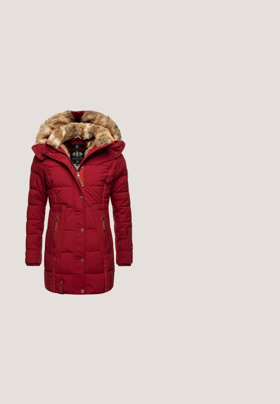 Rød polstret parka-jakke med hætte i kunstpels, lynlås og knaplukning, to lynlåslommer og ribbede manchetter. Struktureret og varm design.; Bordeaux sweater lavet af blød strik, med rund halsudskæring, lange ærmer og et lille logo på brystet.; Mørk bordeaux shortærmet rundhalset trøje med ribbet krave og kant, vist mod en hvid baggrund.; Sorte høj talje vidde jeans med for- og møntlommer, knaplukning og bæltestropper.; Sort lavtop sneakers med hvid sål, brune leopardmønstrede striber, snørebånd foran og polstret krave for komfort.; Rød læderhåndtaske med fold-over klap, guldfarvet kædesele og en guldfarvet detaljelogo foran. Glat tekstur med syninger.