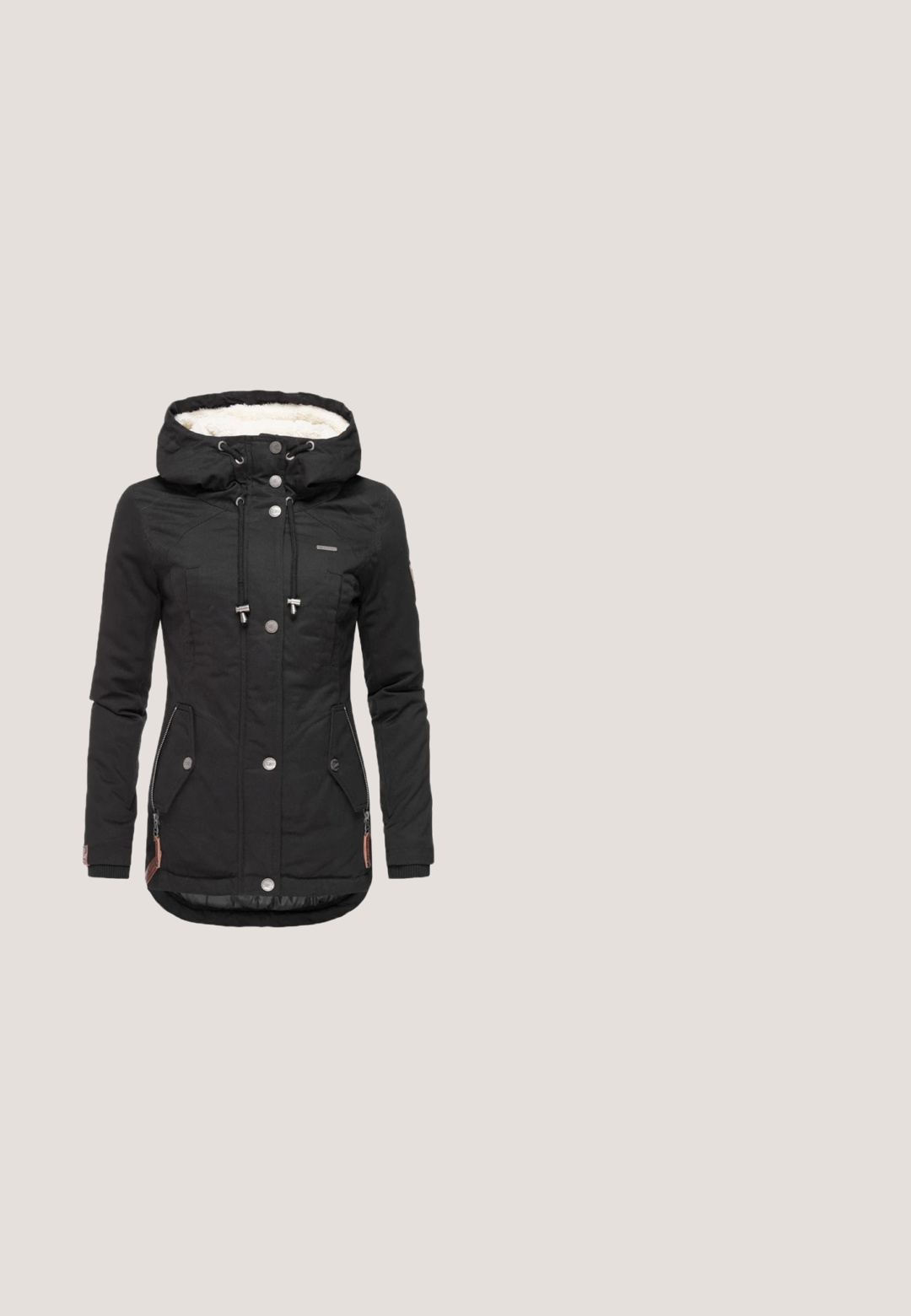 Chaqueta aislante negra con capucha forrada de piel, botones de presión en la parte frontal, dos bolsillos laterales y detalle de cremallera en el lado izquierdo.; Suéter de cuello alto color coral hecho de material de punto suave, con puños y dobladillo acanalados, ajuste relajado y textura suave.; Vaqueros pitillo negros de cintura alta con botón y cremallera delanteros, bolsillos delanteros y traseros, expuestos sobre un fondo blanco.; Botín de cuero negro hasta el tobillo con cremallera lateral, punta redonda y tacón bloque texturizado. Presenta una lengüeta en la parte posterior para facilitar el uso.; Bolso bandolera de cuero negro texturizado con correa de tela a rayas beige y gris, y llavero de oso de peluche marrón con pajarita negra.; Delicada pulsera de cadena en oro rosa con un pequeño colgante de corazón abierto en el centro y un cierre ajustable con eslabones de extensión.
