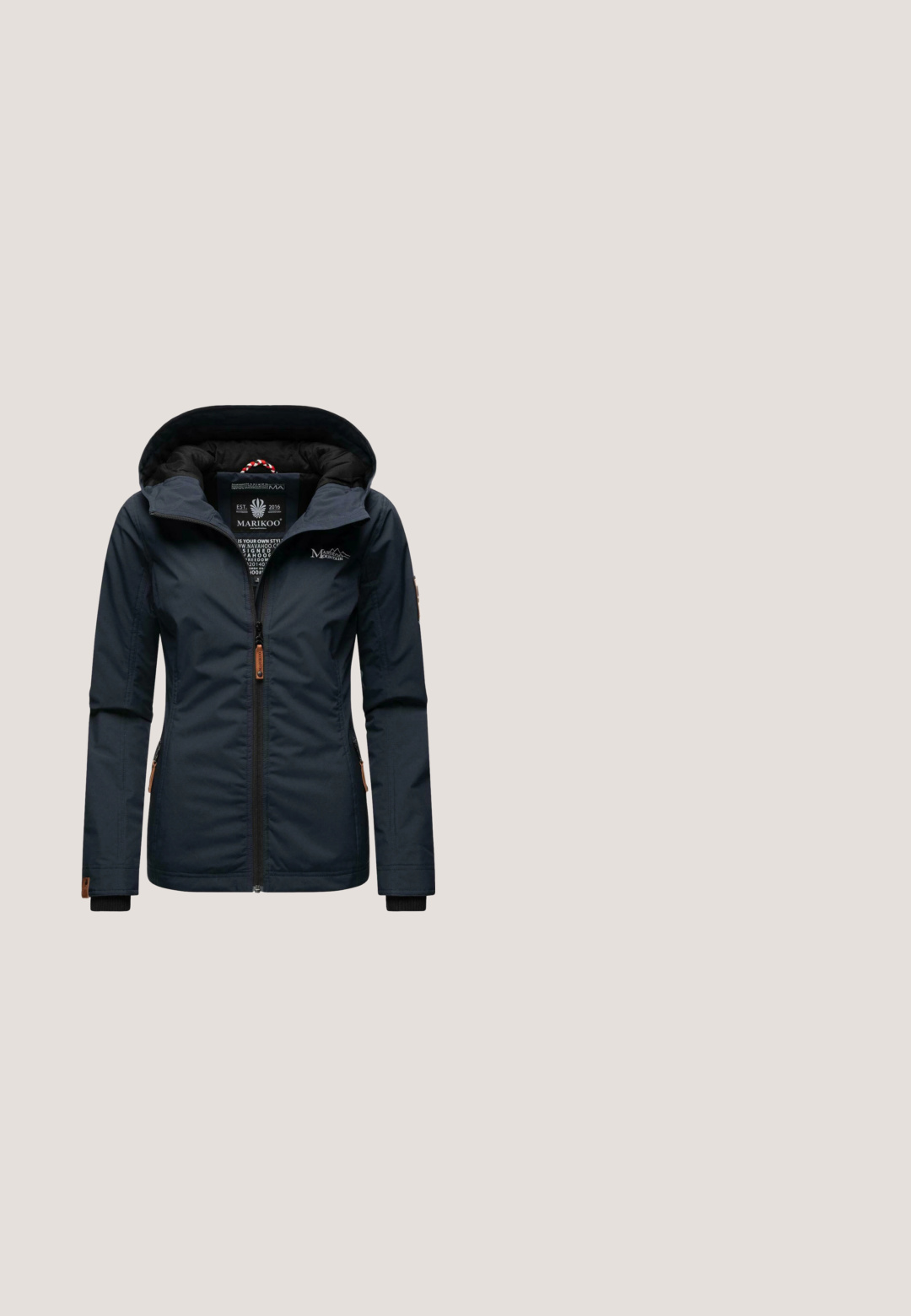 Chaqueta azul marino con capucha, cierre frontal y bolsillos laterales. Presenta un acento de cuero beige en la manga izquierda y un forro interior suave.; Camiseta de algodón azul marino de manga corta con pequeño bordado floral blanco y verde en el pecho izquierdo y cuello redondo.; Pantalones de chándal azul oscuro con cintura elástica, cordón y bolsillos laterales, mostrados sobre un fondo blanco liso.; Zapatilla deportiva azul marino con materiales de ante y malla, que presenta un logo plateado prominente, parte superior texturizada y una media suela blanca.; Bolso cruzado de nylon azul marino con correa ajustable, bolsillos con cremallera, parche de logo de goma y un llavero de mono.; Los pendientes en forma de tortuga de plata presentan centros de piedra azul con un acabado texturizado. El diseño resalta las curvas suaves y los detalles intrincados.