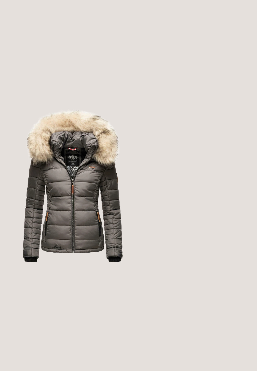 Veste grise matelassée avec une capuche en fourrure amovible, texture matelassée, poches zippées et détails de marque sur le côté gauche.; Pull blanc à col V côtelé avec manches longues et accents de boutons dorés sur les poignets. Texture douce et design ajusté.; Jeans en denim gris foncé avec une coupe slim, présentant une fermeture à bouton à l'avant, cinq poches et des détails de décoloration subtils sur les jambes.; Bottine courte en daim taupe avec doublure moelleuse, fermeture éclair latérale et semelle rainurée pour l'hiver.; Sac de sport en cuir blanc avec deux poignées supérieures, surface texturée et fermeture éclair. Présente des coutures discrètes et une étiquette avec le logo à l'avant.; Collier en chaîne dorée rose avec un design délicat mettant en vedette un petit pendentif serti d'une pierre transparente, complété par un fermoir ajustable.