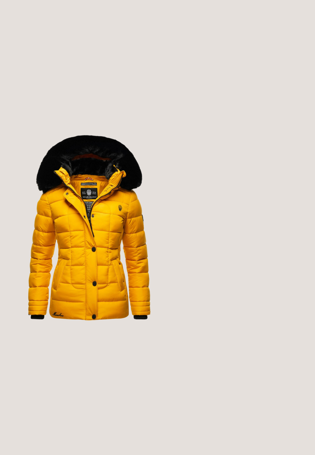 Gelbe gepolsterte Jacke mit einer Kapuze aus Kunstfell, schwarzen Akzenten an den Ärmelbündchen und einem Reißverschluss auf der Vorderseite. Verfügt über Seitentaschen und ein Logo auf der Brust.; Gelber Kabelstrickpullover mit Rundhalsausschnitt und kleinem gestickten Logo auf der linken Brust, Größe M, mit gerippten Bündchen und Saum.; Gelb-weiß gestreiftes Langarmshirt mit gerippter Textur und rundem Halsausschnitt. Besitzt ein kleines gesticktes Logo auf der Brust.; Blaue Jeans im Flared-Stil mit mittelhoher Taille, ausgestattet mit Ziernähten, zwei vorderen Taschen und einer hinteren Paspeltasche.; Hellbeige Wildleder-Ankle Boots mit strukturierter Oberfläche, weichem Innenfutter und einer robusten Gummisohle, die ausgeprägte Traktionsrillen aufweist.; Braune Leder-Schultertasche mit verstellbarem Riemen und goldfarbener "C"-Verschlussklammer auf der vorderen Klappe, vor weißem Hintergrund.