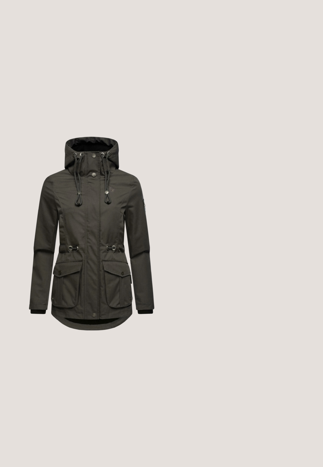 Veste gris foncé avec une capuche, des cordons de serrage, deux poches avant et des poignets côtelés. Fabriquée à partir d'un matériau texturé et résistant à l'eau.; Sweatshirt court gris clair avec un col haut et une fermeture éclair semi-ouverte. Il présente des manches amples et un petit logo blanc sur la poitrine. Matériau en mélange de coton.; T-shirt Wrangler crème avec un motif coloré représentant un soleil, un globe, des étoiles, des mains et des formes abstraites sur le devant.; Jean marron à jambes larges en denim, avec des bandes blanches sur les côtés, un design classique à cinq poches et une fermeture par bouton en métal.; Bottines de pluie noires Barbour avec semelle épaisse, panneaux latéraux en élasthanne et intérieur à motifs, présentées au-dessus de dalles en bois et de gravier en extérieur.; Sac fourre-tout gris avec une poche avant zippée, des poignées doubles, un matériau lisse, et un détail d'étiquette bleue. Design simple et structuré.