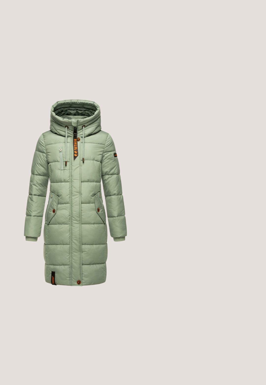 Hellgrüne gepolsterte Jacke mit Kapuze, Reißverschlusstaschen, elastischen Bündchen und orangefarbenem Branding-Detail. Glatte, strukturierte Oberfläche.; Grüner Pullover-Sweatshirt mit langen, schaumigen Ärmeln, gerippten Bündchen und Saum. Weicher Stoff mit glatter Textur. Rundhalsausschnitt.; Hellblaue Slim-Fit-Jeans mit fünf Taschen, vorderem Knopf und Reißverschluss sowie umgeschlagenen Bündchen an den Knöcheln.; Weißer Sneaker in Low-Top-Form mit goldenem Reißverschluss und Details, Schnürsenkel vorne und dicker Gummisohle.; Olivgrüne Umhängetasche mit glattem Nylon-Außenmaterial, verstellbarem Riemen, vorderer Reißverschlusstasche und dekorativen Anhängerakzenten.; Goldfarbene Creolen, die zwei Reihen smaragdgrüner Steine und eine Reihe klarer Kristalle aufweisen, mit einer glatten, polierten Oberfläche.