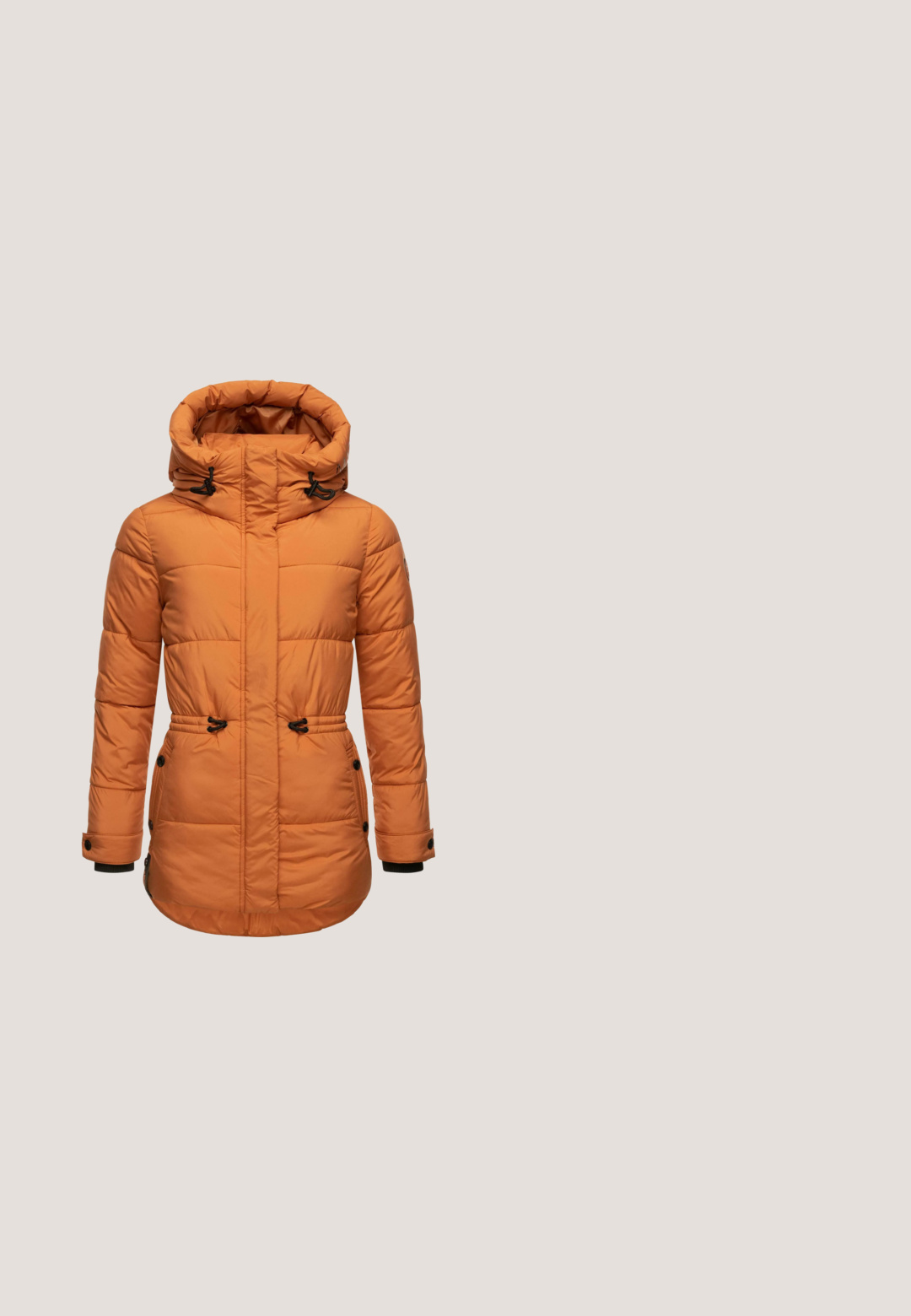 Orange pufferjakke med hætte, udstyret med sorte snore, kviltet design, sidelommer og elastiske manchetter for øget varme.; Turtleneck sweater i lys orange, med ribbet tekstur, sænkede skuldre og en løs pasform med brede manchetter.; Sweatpants i rustfarve med justerbar snøre i taljen og elastiske manchetter, designet til afslappet brug.; Brune ruskinds ankelstøvler med pelsdetalje, der har en sideknap. Den tykke, rillet sål sikrer stabilitet og komfort.; Kompat lille orange crossbody-taske med frontlynlåslomme, justerbar rem og lille sølvlogo på glat stofoverflade.; Guldbelagt ring med en rund orange sten indsat i en glat bezel. Har en struktureret ring med dekorative graveringer og mærket 925 Ag.
