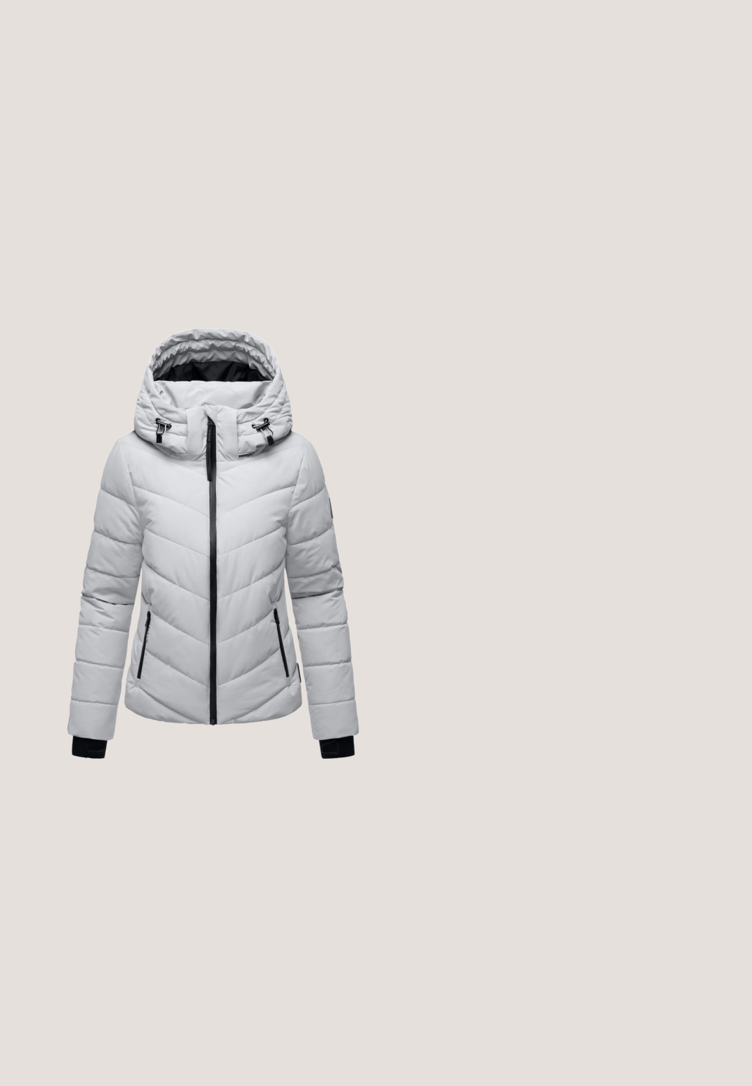 Hellgraue gepolsterte Winterjacke mit verstellbarem Kapuzenrand, schwarzem Reißverschluss vorne, seitlichen Reißverschlusstaschen und schwarzen Bündchen an den Handgelenken.; Hellgrauer Kapuzenpullover mit Reißverschluss, Fronttaschen, Kordelzug an der Kapuze sowie gerippten Bündchen und Saum, gezeigt vor weißem Hintergrund.; Graues T-Shirt mit kurzen Ärmeln und Rundhalsausschnitt, dargestellt vor weißem Hintergrund.; Graue Sweatpants mit einem elastischen Taillenzug, verstellbarem Kordelzug und Seitentaschen. Hergestellt aus weichem, strukturiertem Stoff mit einer taillierten Beinform.; Hellgrauer Stricksneaker mit weißer dicker Sohle, niedrigem Knöchel und Zuglasche an der Ferse, von der Außenseite auf weißem Hintergrund gezeigt.; Graue Umhängetasche mit glatter Oberfläche, runder Form, silbernem Reißverschluss und verstellbarem Träger, der ein dezentes Logo-Muster aufweist.