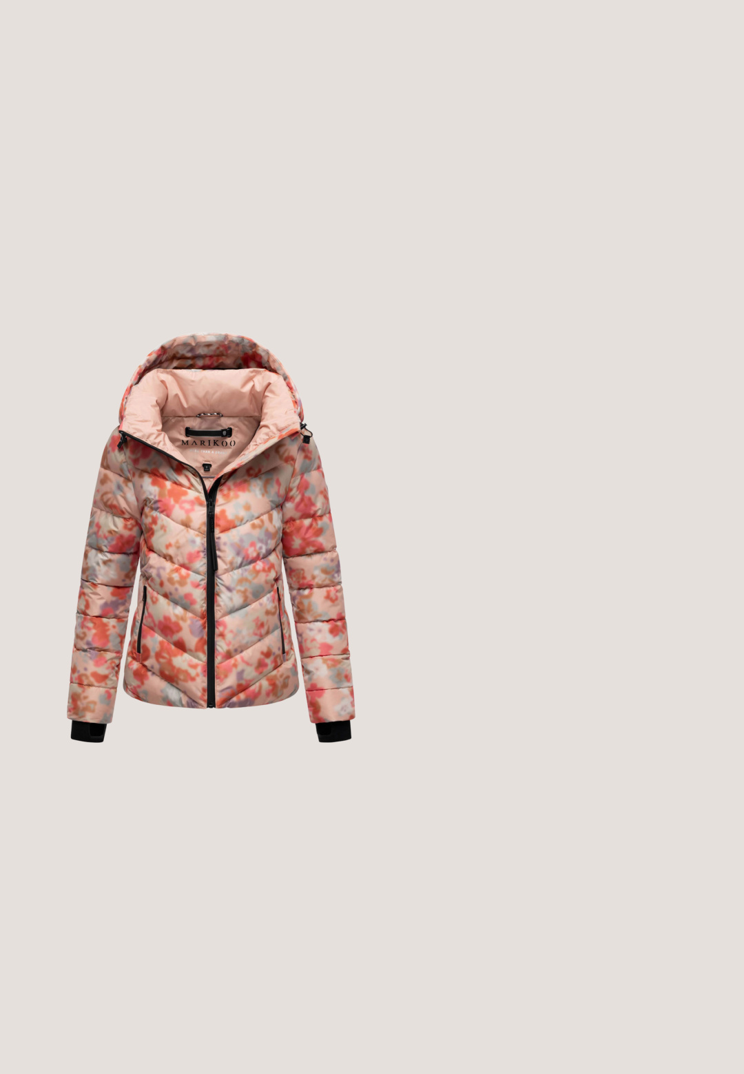 Gevoerde jas met bloemenprint in roze, oranje en blauwe tinten. Beschikt over een capuchon, zwarte ritsdetails en elastische manchetten. Lichtgewicht en textuur.; Roze zip-up hoodie van katoen, met een trekkoordkap, twee voorzakken en een klein logo op de borst. Soepele textuur.; Roze t-shirt met een cartoonbeer in een popcornemmer en de tekst "WAT GEBEURT ER?" in vette gele en roze letters.; Lichtroze sweatpants met wijde pijpen, een witte tailleband met trekkoord en subtiele donkerroze vlammenpatronen aan de zijkanten en bij de zakken.; Roze veter enkellaars met bloemenprint aan de zijkant, gevoerde kraag en dikke rubberen zool met diepe groeven.; Roze rechthoekige handtas met crèmekleurige rand, versierd met geborduurde ogen, hartje, lieveheersbeestje, vredesteken en de tekst "EYE THEME."
