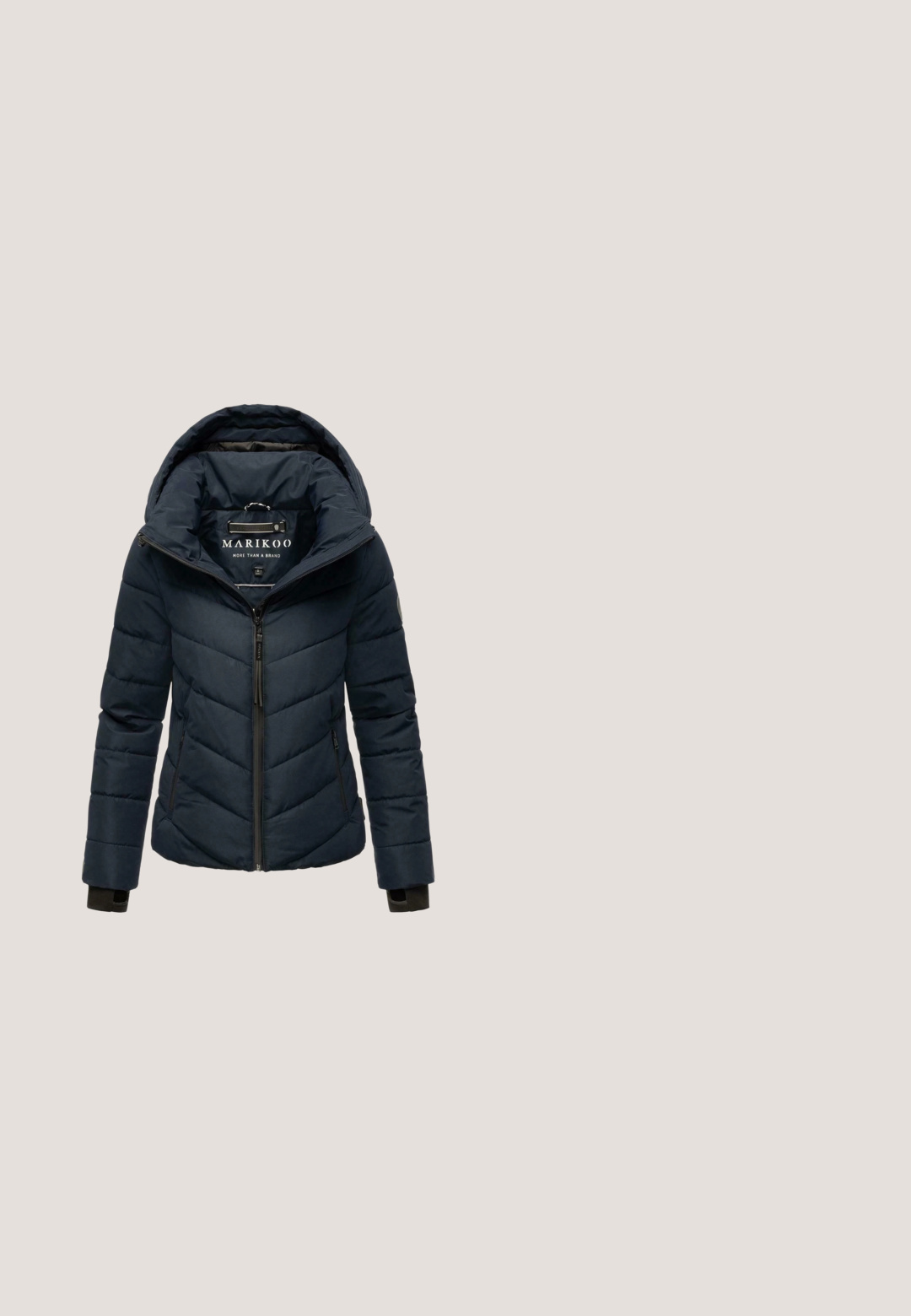 Marineblaue Daunenjacke mit Kapuze, Reißverschluss vorne, Chevron-Muster und schwarzen Akzenten. Verfügt über zwei Seitentaschen und ein weiches Innenfutter.; Marineblauer V-Ausschnitt-Pullover aus geripptem Strickmaterial, mit Kabelmustern und einem kleinen weißen Anker-Logo auf der linken Brust.; Langärmliges marineblaues Oberteil mit horizontalen beigen Streifen, runder Ausschnitt und lockerer Passform. Hergestellt aus weichem, dehnbarem Material.; Dunkelblaue Jeans aus Denim mit klassischem Skinny-Fit. Mit fünf Taschen, Reißverschluss und dezentem Used-Look für Struktur.; Dunkelblaue Sneaker mit einem pinken Akzent, ausgestattet mit einer strukturierten Oberfläche, runder Zehenpartie, Schnürverschluss und einem seitlichen Reißverschluss mit goldenen Akzenten.; Navyfarbige Stofftragetasche mit zwei schwarzen Griffen, einem Reißverschluss und einem dekorativen, mehrfarbigen Quastendetail an der Seite.