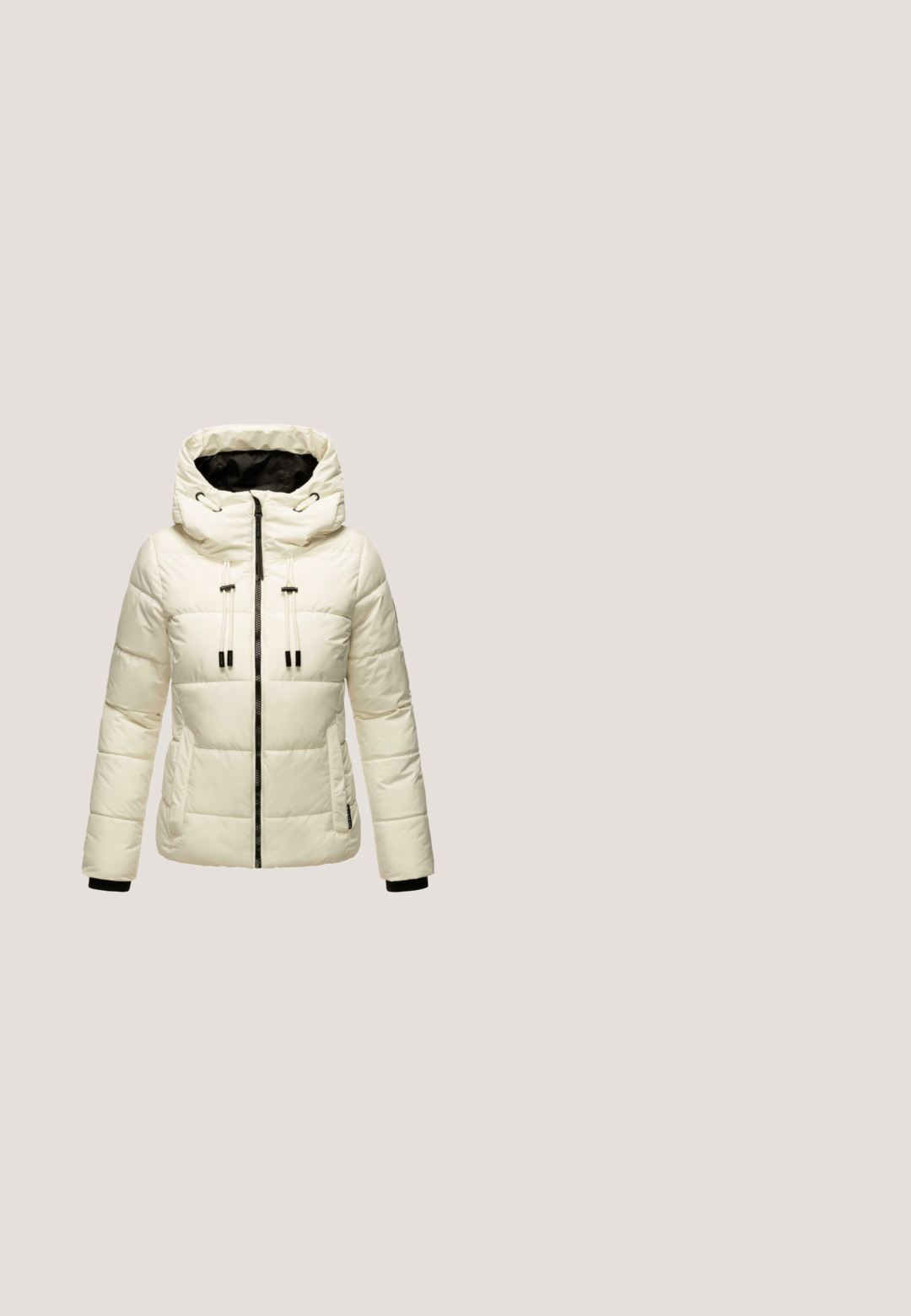 Pudret jakke i cremefarve med hætte, med lynlås foran, snorede detaljer og sort foer. Glat tekstur med quiltet mønster.; Lyserød sweatshirt lavet af blødt stof med rund hals, ribbede manchetter og et diskret broderet logo på brystet.; Hvid bomulds t-shirt med kortærmer, der har fed sort tekst "COWBOY PILLOWS" på forsiden. Rund halsudskæring med en klassisk pasform.; Udsvingede jeans i middelblå denim. Har en lynlås foran med en metalknap, to forlommer og falmning detaljer nær knæene.; Sort atletisk sneakers med mesh-overdel og ruskindsdetaljer, hvid sål, sorte snørebånd og en fremtrædende hvid signatur på siden.; Sort læderhåndtaske med dobbelte håndtag, sidespænder og en rød hjerteformet nøglering fastgjort på den ene side.
