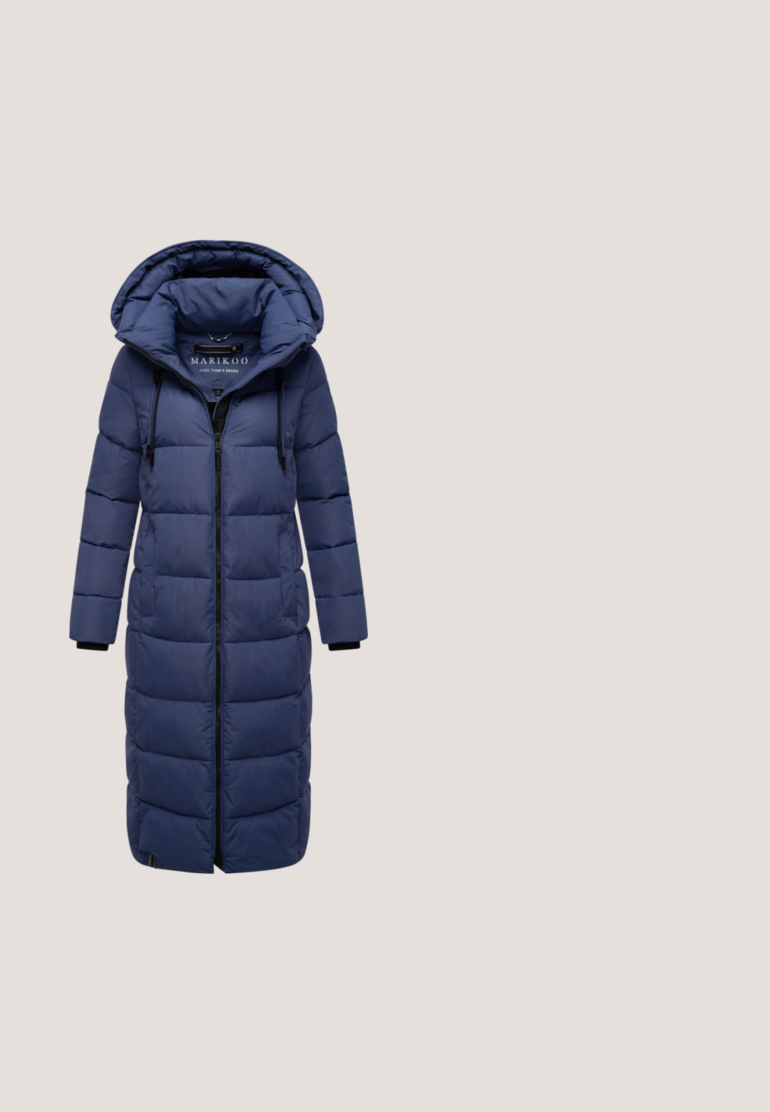 Marineblå lang pufferjakke med hætte, lynlås foran og polstret design. Har elastiske manchetter og en let glans på stoffet.; Marineblå pullover sweatshirt med høj krave, halv lynlås foran og raglanærmer. Blødt stof med en afslappet pasform og ribbede manchetter.; Mørkeblå ribbet turtleneck langærmet top med en tætsiddende silhuet og høj krave, lavet af et blødt, strækbart stof.; Mørkeblå sweatrebukser lavet af blød stof, med elastisk talje, to sidelommer og en subtil logodetalje på venstre ben.; Marineblå træningssko med mesh-overside, snørelukning, hvid sål og tekstureret design. Har logo på siden og trækflap ved hælen.; Marineblå polstret taske med to korte håndtag og en aftagelig rem, med et tekstureret mærke på forsiden. Glat materiale finish.