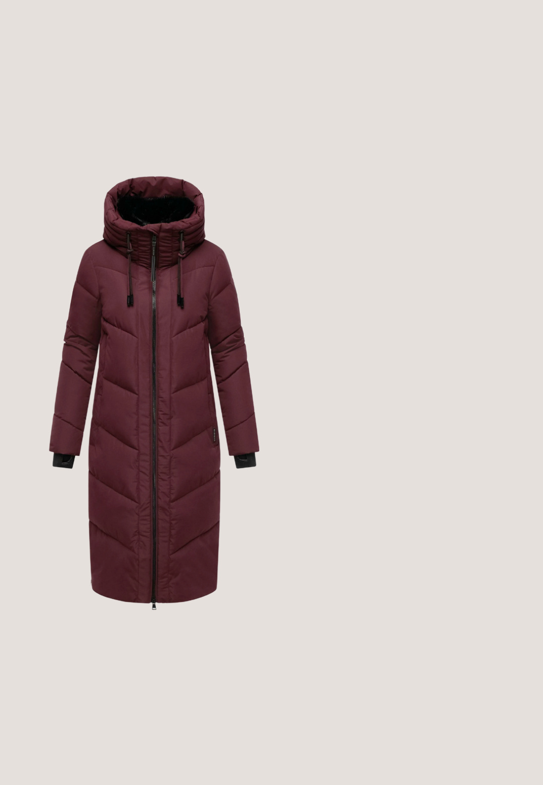 Bordeaux lang dunjakke med hætte, der har en frontlynlås, zigzag-quiltet mønster og sorte detaljer ved mansjetterne.; Bordeaux turtleneck trøje lavet af ribstrikket stof, med lange ærmer og tætsiddende manchetter, samt et cirkulært logo accenteret ved kanten.; Mørkerød jersey tunika med draperet cowl-hals, trekvartærmer og en afslappet pasform. Glat tekstur med en subtil glans.; Mørkelilla joggingbukser med elastisk talje og snøre, elastiske manchetter, sidelommer og lille broderet logo på venstre lår.; Mørkerød sneaker med tyk lysbrun sål, hvide lodne snørebånd, hvidt loddet hjerte design på siden og hvidt loddet hælkant.; Polstret skuldertaske i dyb bordeaux med en lang, flettet rem og et mindre top håndtag, med et rundt logo på fronten.