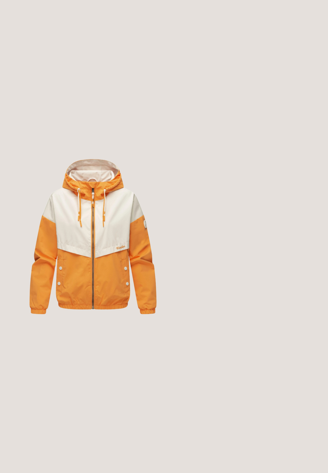 Chubasquero naranja y blanco con cierre de cremallera, capucha ajustable, puños elásticos y logo en la parte delantera, presentando un diseño en bloques de color.; Vestido de camiseta amarillo con un cuello alto, mangas cortas enrolladas y un corte relajado. Tejido de algodón suave con aberturas laterales para mayor comodidad al moverse.; Zapatillas deportivas de hombre con una combinación de tela naranja y ante beige. Presentan un panel texturizado en el talón y una suela blanca acolchada con agarre.; Gafas de sol cuadradas con un marco naranja translúcido, lentes marrones y la marca blanca "NICKY" y "ROXY" en las patillas.; Bolso tote con asas naranjas, ilustraciones coloridas de frutas y texto "SURI FREY" en el frente, incluye un charm redondo de fruta naranja.; Pulsera de cuentas de coral con detalles de metal en tono dorado, presenta un diseño simple, cuentas circulares y un cierre de langosta con cadena ajustable.