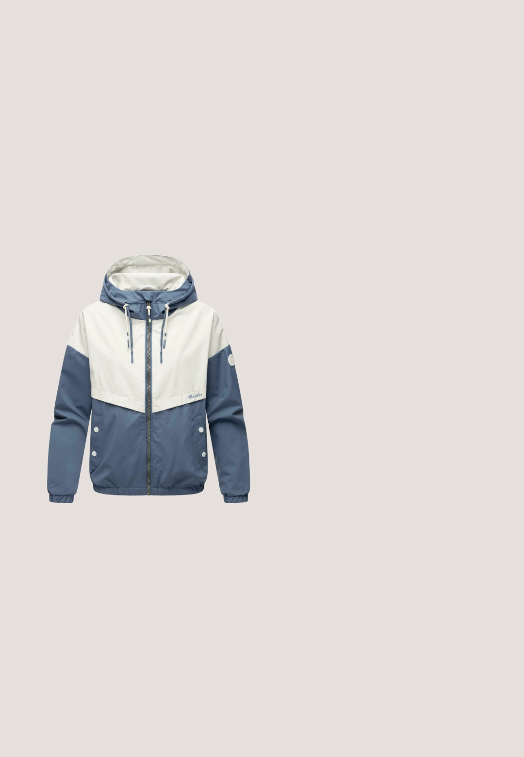 Kapuutsiga jakk sinise ja valge värvikombinatsiooniga, millel on elastsed varrukaotsad, ees tõmblukk ja varrukal logopatch.; Lühikeste varrukatega valge T-särk helesiniste horisontaaltriipudega ja vasakul rinnal väikese oranži kestamustriga.; Denim seelik, millel on eesnupud, keha lähedane lõige, helesinine värv ja diskreetsed õmblused.; Sinised teksast tossud valge lillemustriga tikandiga, struktuurse köisvaheplatsi ja valgete paeltega. Tasane kummist tallapõhi. Madala lõikega disain.; Helehall sinine lõuendist kandekott kahe laia sangaga ja ühe nupuga kinnitusega beežil taustal.; Sined plastikust kõrvarõngad läikiva viimistlusega, millel on kuldset tooni klamber ja sile, kumer disain. Üks kõrvarõngas on terava kujuga.