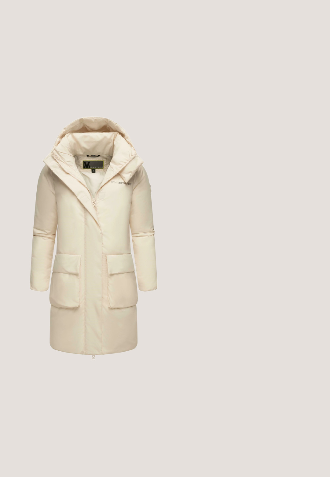 Hellbeige Pufferjacke mit Kapuze, ausgestattet mit zwei großen Fronttaschen, einem Reißverschluss und einer glatten, matten Oberfläche.; Beige Kapuzenpullover aus weichem Stoff, mit einer Kordelzug-Kapuze, Vordertasche, gerippten Bündchen und Saum sowie einem kleinen Logo-Label an der unteren Seite.; Cremfarbendes Hemd mit hellbraunen horizontalen Streifen. Verfügt über einen runden Halsausschnitt und kurze Ärmel. Hergestellt aus einem weichen, glatten Stoff mit lockerer Passform.; Blaue Jeans aus Denim mit geraden Beinen, vorne Knopf- und Reißverschluss sowie vordere und hintere Taschen, vor weißem Hintergrund dargestellt.; Beiger Sportschuh mit einem Obermaterial aus Mesh, strukturierten Seiten und einer weißen Zwischensohle. Verfügt über Schnürsenkel und eine Lasche an der Ferse für einfaches An- und Ausziehen.; Handtasche aus cremefarbenem Leder mit einem einzelnen Griff, gestreiftem Stoff-Schulterriemen und sternförmigem Anhänger mit Metallnieten.