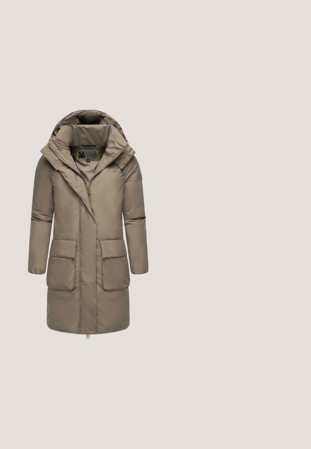 Parka acolchada en un beige apagado, con capucha, cremallera frontal y dos grandes bolsillos delanteros. Textura suave con un corte de longitud media.; Sudadera de polar beige con media cremallera, cuello alto y bolsillos laterales; presenta una superficie texturizada y suave, además de un corte relajado.; Camiseta atlética de manga larga color marrón con un cuello alto y cremallera parcial, que presenta una silueta ajustada y un sutil patrón texturizado.; Leggings marrones con textura acanalada y una cintura alta. La tela parece elástica y suave, con costuras mínimas y sin patrones visibles.; Bota alta de goma negra con acabado texturizado, logo de WODEN en el lateral y suela reforzada con acentos moteados.; Bolso de mano de nailon beige con textura acolchada, asas superiores duales y un parche con el logotipo. Presenta correas en contraste beige y detalles de hardware.