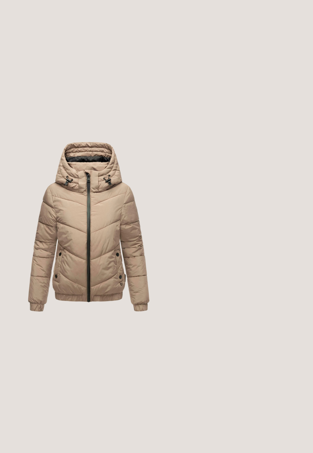 Beige quiltet puffer jakke med høj krave, lynlås lukning, to sidelommer, snoretræk i hætten og ribbede manchetter. Har chevron mønster.; Sweatshirt med farveblokeret design i creme og lys brun, med buede kanten detaljer og ribbede ærmer. Glat tekstur, afslappet pasform.; Lyse beige kortærmet T-shirt i bomuld med rund halsudskæring, lige kant og ensfarvet design samt Urban Classics-mærke inde i kraven.; Khaki sweatpants med elastisk talje og snøre, der har afsluttede ankler og en glat, blød stofstruktur.; Beige atletisk sko med tekstureret overdækning, snørebånd og støttende hælkappe, hviler på en træoverflade, sat mod grønne planter.; Beige skuldertaske med polstret rem, rektangulær form, lynlåslukning og diskret "Johnny Urban" logo på fronten.