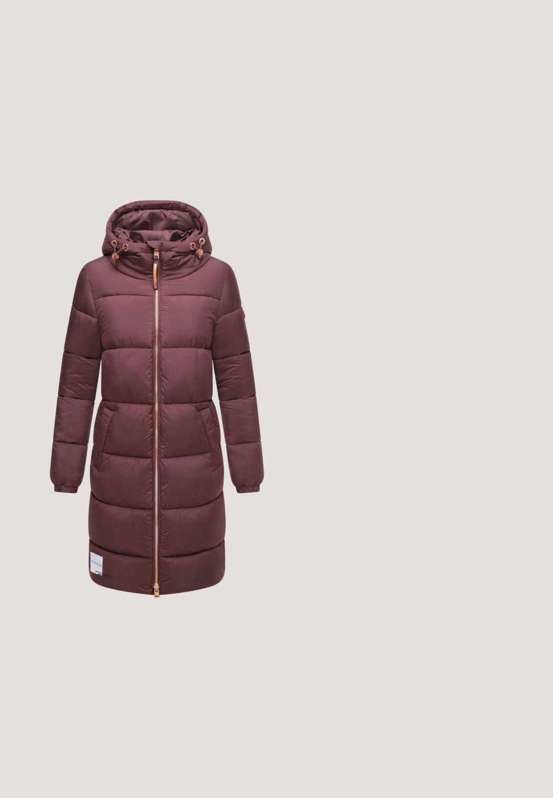 Bordeauxfarbene gepolsterte Jacke mit Kapuze, Reißverschluss, elastischen Bündchen und zwei seitlichen Taschen. Enthält ein Logopatch an der unteren Vorderseite.; Bordeauxrotes Sweatshirt mit hohem, umgeschlagenem Kragen, Kordeln, langen Ärmeln und lockerem Schnitt. Hergestellt aus weichem, leichtem Stoff.; Burgunderfarbener Pullover mit langen Ärmeln und Rundhalsausschnitt, weichem Material, lässiger Passform und sichtbaren Nähten entlang der Vorderseite und Ärmel.; Bordeauxfarbene gerippte Leggings mit breitem Bund, aus strukturiertem Stoff und einem kleinen Markenlogo an der Hüfte für zusätzliche Details.; Lila High-Top-Sneaker mit Kunstfellkragen, strukturiertem Gummiaußensohle und Luftpolsterung in der Ferse. Schnürdesign mit durchbrochenem Detail.; Bordeauxrote und schwarze Tragetasche mit langen schwarzen Griffen, Seitentaschen, Reißverschlusstasche vorne und rechteckigem Logopatch auf der Vorderseite.