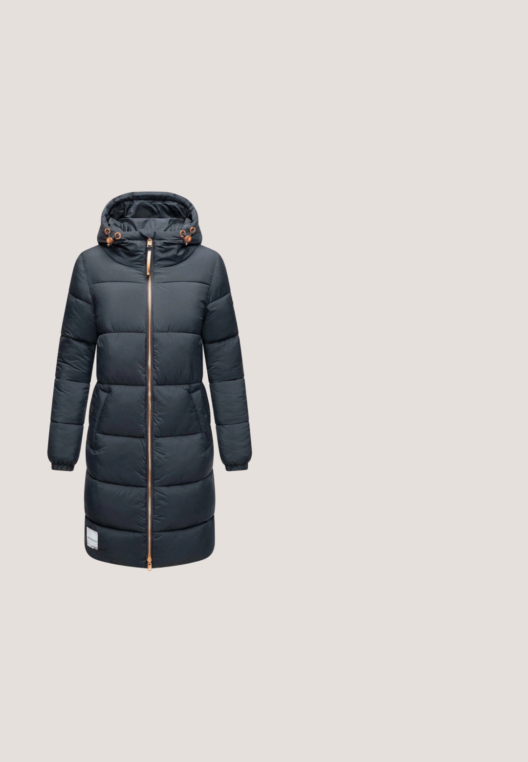 Chaqueta parka acolchada de color azul marino oscuro con capucha, que cuenta con un cierre frontal, puños elásticos y detalles en hardware bronce. Incluye parche de logo en el dobladillo.; Suéter largo de manga larga a rayas en azul marino oscuro con un escote redondo y una tapeta de tres botones en la parte delantera. Textura suave y diseño ajustado.; Top de cuello alto de manga larga en azul oscuro, hecho de una tela texturizada. Presenta un cuello alto y un corte relajado, con hombros ligeramente caídos.; Jeans de mezclilla azul oscuro con corte recto, con costuras naranjas, bolsillos frontales y cierre de botón. Tejido duradero con una textura suave.; Zapatilla negra y gris con tela texturizada y acentos lisos. Suela blanca gruesa con estrías horizontales. Presenta punta redondeada y cordones.; Bolso acolchado de color azul marino con dos asas cortas y una correa desmontable, que presenta una etiqueta de parche texturizada en la parte frontal. Acabado de material suave.