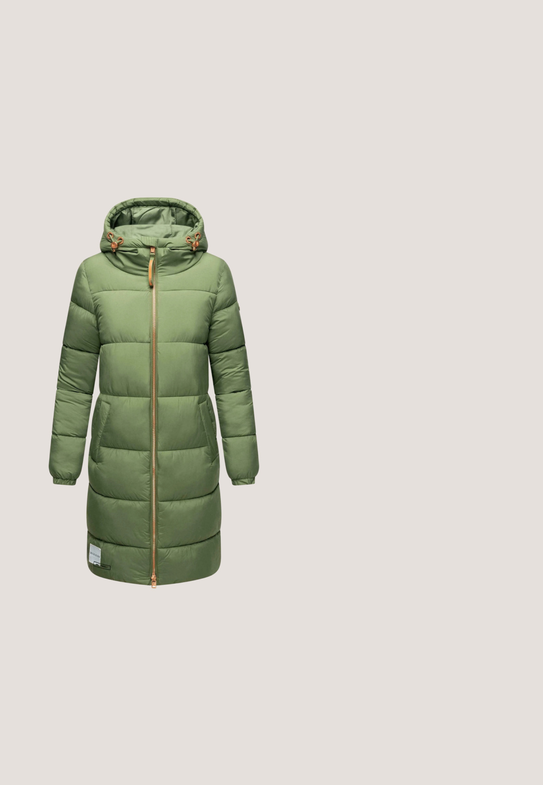 Grøn puffjakke med hætte, der har en frontlynlås, sidelommer og hardware i guldfarve. Materialet er glat med et quiltet design.; Langærmet grøn strikket sweater med rund hals og ribstruktur, vist på en hvid baggrund.; Grøn strikket kjole med lange ærmer, rund halsudskæring og ribbede manchetter. Har et lille logo-mærke nær kanten.; Olivengrøn ankelsko lavet af tekstureret læder, med snørebånd foran, lynlås i siden og tyk sort gummisål med riller.; Olivengrøn crossbody taske med frontlomme med lynlås og en slank skulderrem i matchende farve.; Guldøreringe med hoops har oktagonale grønne stenpendanter med en facetteret overflade, der viser glatte metal- og stenstrukturer.