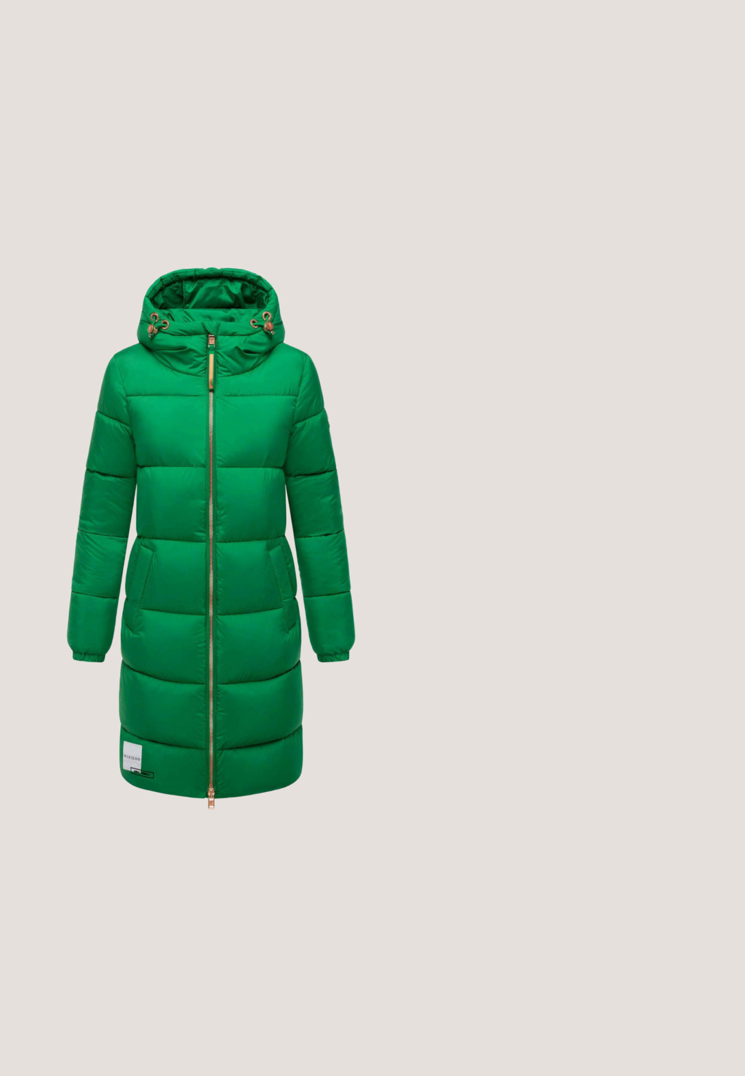 Lang groene gewatteerde winterjas met capuchon, rits aan de voorkant, zijzakken en aantrekkoorden op de capuchon.; Groene gebreide trui met een losse pasvorm, brede halslijn en lange mouwen. De textuur is geribbeld en heeft een chunky stekenpatroon.; ONLY Tall ONLSANIA BUTTON PANT - Broek - green; Groene suède instappers met een strikdetail en kwastjes, voorzien van een chunky zwarte rubberen zool met een getande rand.; Grote groene leren handtas met een enkele handgreep en een gouden decoratieve sluiting aan de voorkant in het midden.; Groene doorzichtige plastic ketting met meerdere groene stenen accenten, versierd met roségouden ringen rondom de stenen.