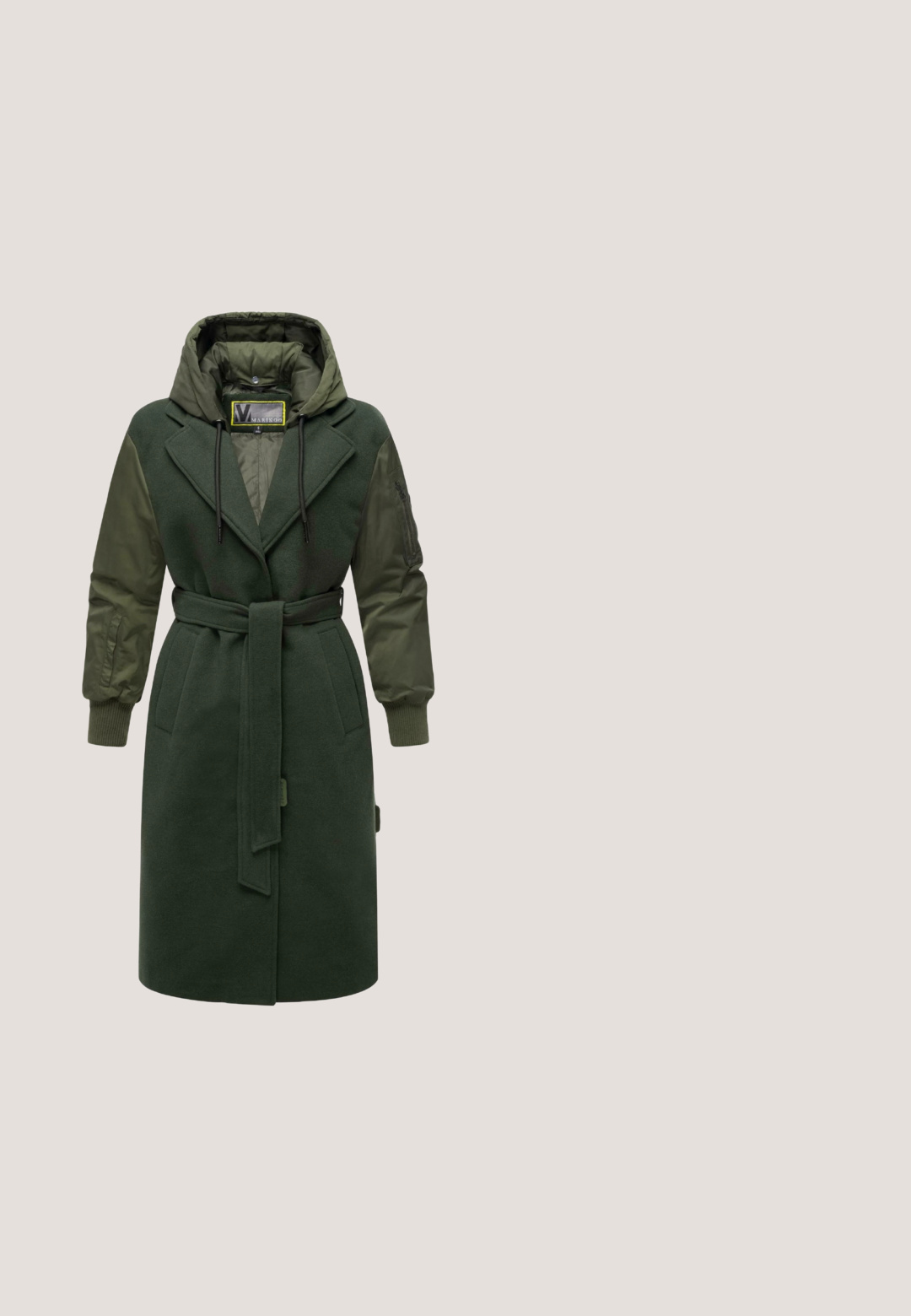 Manteau vert avec une taille ceinturée, en mélange de textures de laine et de nylon, une capuche et de grandes poches. Patches remarquables sur les manches et le col.; Pull à col haut de couleur vert clair, côtelé, avec un ourlet et des poignets blancs. Fabriqué à partir d'un matériau doux avec une finition texturée.; Robe tricotée verte à manches longues, col rond et poignets côtelés. Présente une petite étiquette de logo près de l'ourlet.; Bottine en cuir vert foncé avec une semelle noire épaisse, des coutures brunies sur le welting et une languette sur la tige, vue de côté.; Sac cabas en cuir vert foncé avec deux poignées courtes et une bandoulière noire réglable avec boucle dorée.; Boucles d'oreilles en or en forme de cercle avec des accents en émail vert et une rangée de pierres vertes sur un style. Finitions lisses et texturées, surface en métal poli.