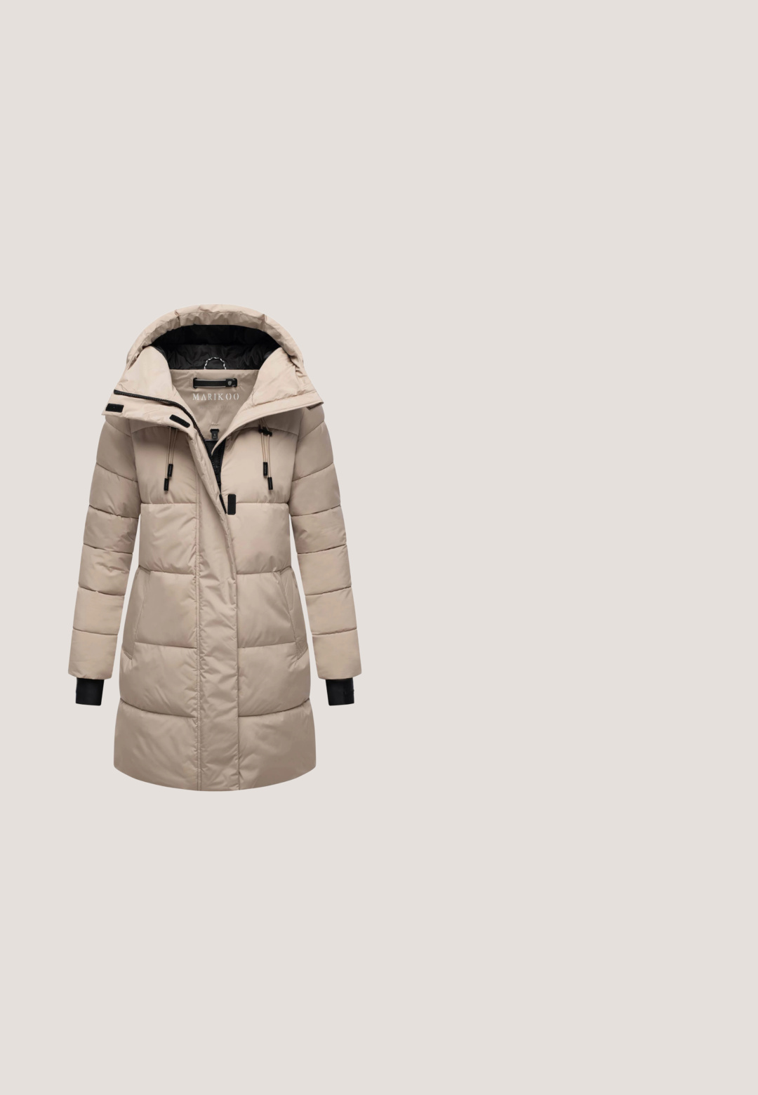 Beige gewatteerde winterjas met capuchon, voorkantsluiting met rits, trekkoorden, twee zakken en zwarte manchetten aan de binnenzijde van de mouwen, vooraanzicht op witte achtergrond weergegeven.; Sweatshirt met capuchon in een gedempte mauve tint, gemaakt van zacht stof. Voorzien van lange mouwen, een comfortabele pasvorm en een licht gebogen zoom.; Beige langekamp corduroy shirt met een ronde halslijn en rechte zoom, weergegeven op een witte achtergrond.; Hoge taille legging in een gedempte mauve kleur, gemaakt van een glad, rekbaar materiaal. Heeft een naadloos ontwerp zonder zichtbare hardware.; Beige sportschoenen met textuurleer en fuzzy accenten, voorzien van dikke zolen, een ronde neus en vetersluiting.; Bruine getextureerde leren heuptas met voorvak klep, ritssluiting en verstelbare riem. Merknaam Lancaster Paris onder het vak.