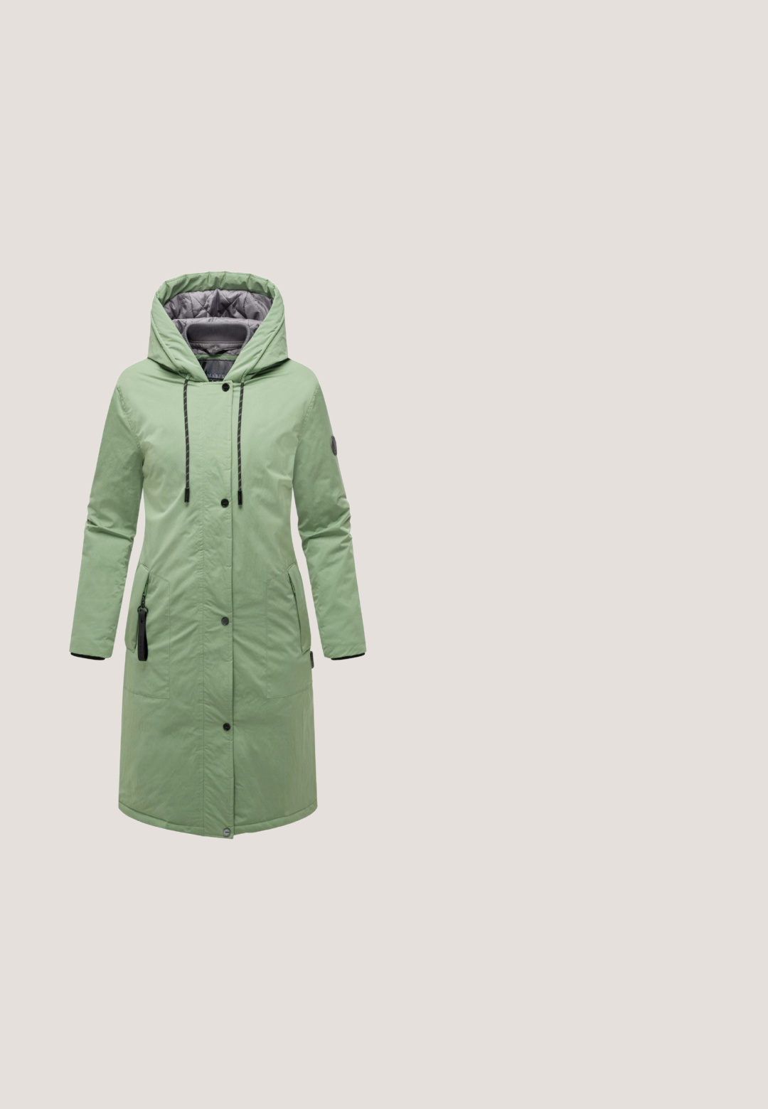 Grüne, knielange Parka mit einer gesteppten grauen Kapuze. Verfügt über Reißverschlusstaschen, Frontknöpfe und einen Kordelzug für eine verstellbare Passform.; Gestreifter Pullover mit V-Ausschnitt und Kragen. Farben umfassen Blau, Orange, Schwarz und Weiß. Strukturierter Rippstoff. Cropped-Design.; Hoch taillierte blaue Jeans aus Denim mit geradem Beinschnitt, ausgestattet mit zwei Vorderseitentaschen und einer klassischen, verblassten Textur.; Graue Wildleder Chelsea-Stiefel mit schwarzen gerippten elastischen Seiteneinsätzen, dicker schwarzer Profilsohle und Zugschlaufe an der Rückseite.; Beige quadratische Sonnenbrille mit dunkelbraunen Gläsern. Das Gestell ist matt, aus Kunststoff gefertigt und verfügt über ein dezentes erhabenes Logo an der Seite.; Still Nordic BASIC LARGE CROSSBODY - Umhängetasche - caramel