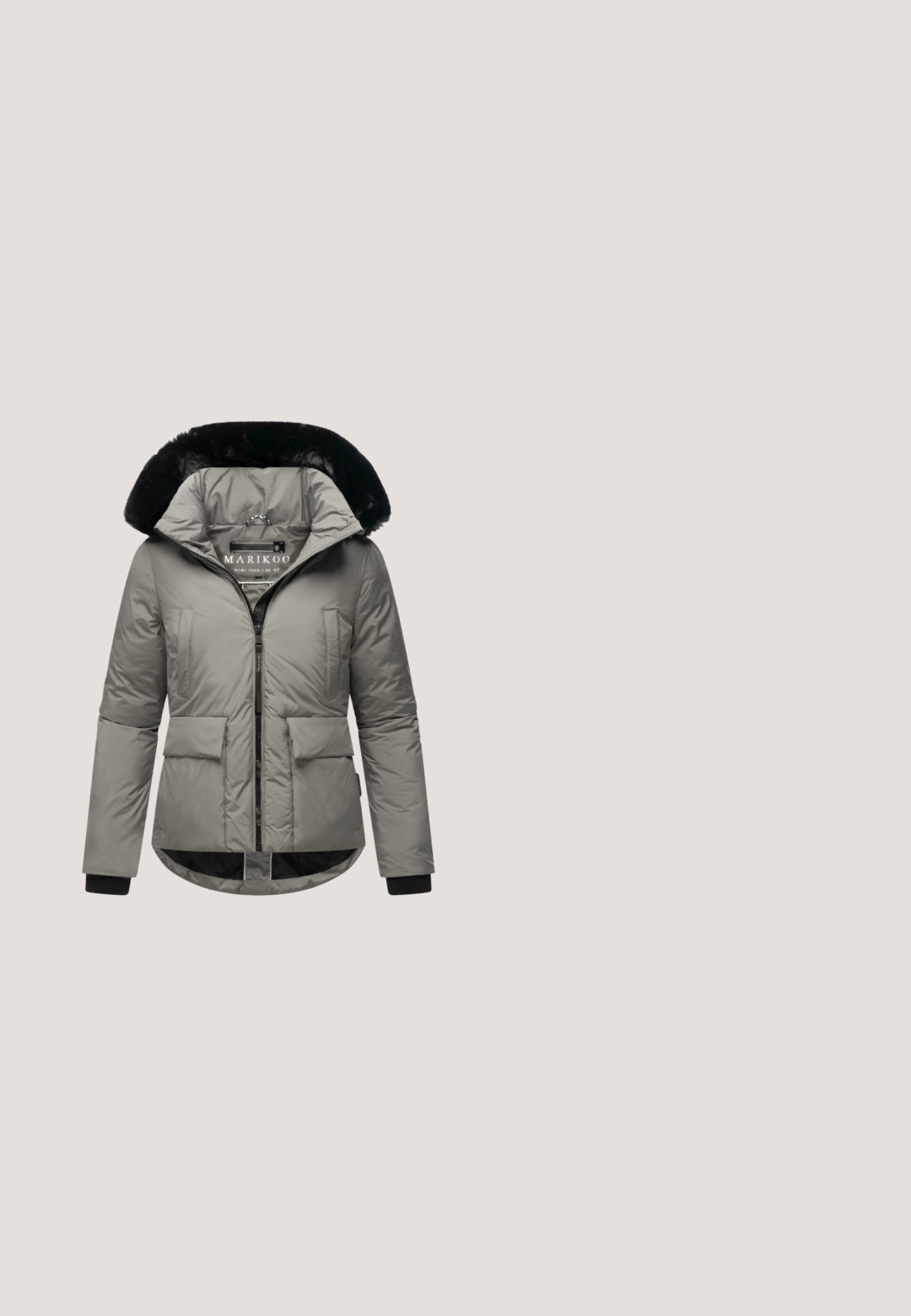 Marikoo MORINAA XVI - Vinterjakker - grey; Lys grå turtleneck sweater lavet af ribstrikket materiale. Har lange ærmer og en afslappet pasform, med ribbede manchetter og nederkant.; Grå ribbet langærmet turtleneck-top med figursyet design og glat tekstur. Ingen synlige lukninger eller udsmykninger.; Mørkegrå sweatpants med elastisk talje, hvide snore, sidelommer og elastiske manchetter ved anklerne.; Grå ruskinds ankelstøvle med en rund tå, lodrette sømdetaljer og en flad gummisål. Har et enkelt, uudsmykket design.; Grå tote bag og matchende foldbar puslemåtte med små mørkegrå krydser og kaninillustrationer på stoffet.