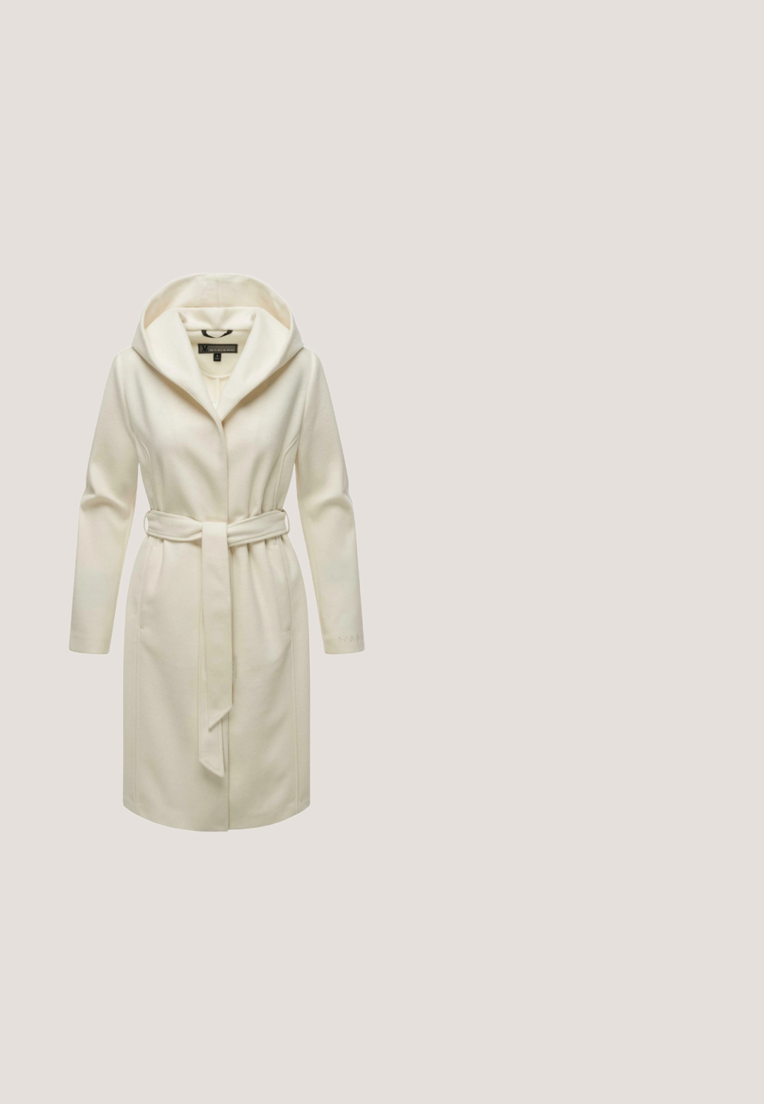 Trench-coat en mélange de laine de couleur crème avec une capuche, des manches longues, une ceinture à nouer à la taille et des poches latérales. Texture lisse et design minimal.; Pull blanc à col V côtelé avec manches longues et accents de boutons dorés sur les poignets. Texture douce et design ajusté.; Pantalons larges beige clair avec une taille élastique, conçus à partir d'un tissu doux et texturé, offrant une coupe décontractée et sans fermetures visibles.; Bottes de cheville en suède beige avec un design à découpe basse, doublure en fausse fourrure, bout rond et couture avant ; présente un petit tirant et un branding subtil.; Sac à bandoulière en cuir beige avec double sangle, logo doré et porte-clés décoratif avec cadenas et détail pompon.; Collier en chaîne en or rose avec un pendentif circulaire doté d'un encastrement blanc et de la lettre "a". Comprend un petit accent en cristal.