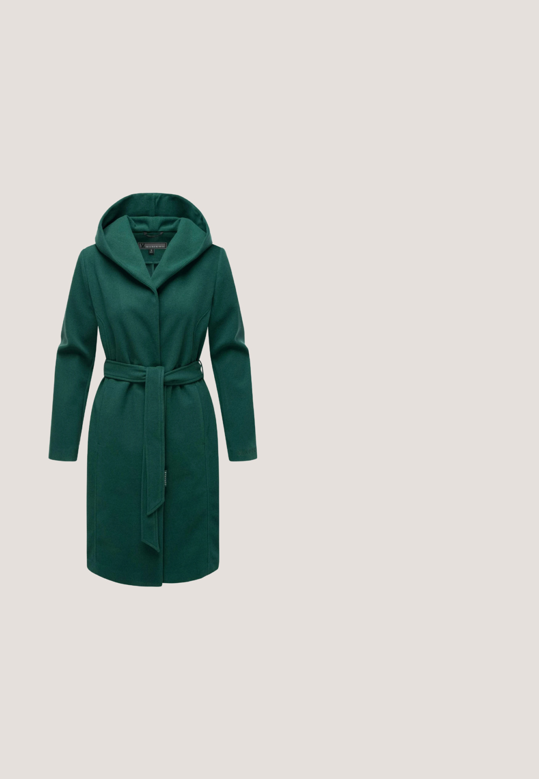 Groene, gevoerde jas gemaakt van zacht materiaal, met lange mouwen, een ceintuur in de taille en zijzakken. Glad textuur met een op maat gemaakte pasvorm.; Donkergroene gebreide trui met een ronde hals, lange mouwen en een losse pasvorm. Gestructureerde stof met subtiele kleurvariaties.; Groene gebreide jurk met lange mouwen, ronde halslijn en geribde manchetten. Voorzien van een klein logo-label nabij de zoom.; Donkergroene leren enkelboot met een robuuste zwarte zool, bruine weltstiksel en een trekband aan de schacht, zijkant getoond.; Donkergroene leren crossbodytas met verstelbare riem en goudkleurige sluiting, voorflapontwerp en subtiele textuur.; Gouden creolen met onregelmatig gevormde groene edelstenen, voorzien van een gestructureerde gouden zetting en een gladde afwerking.