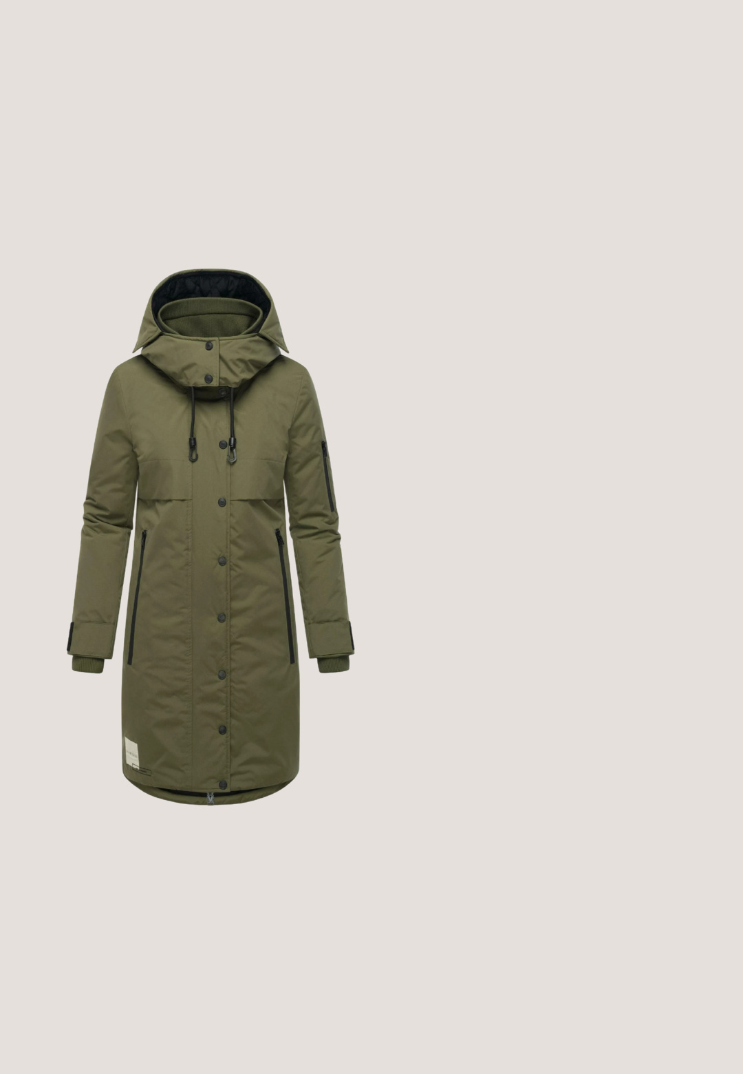 Olivgrüne lange Parkajacke mit Kapuze, die einen Reißverschluss, zwei seitliche Taschen und elastische Bündchen bietet. Schwarze Akzente runden das Design ab.; Dunkelgraues Kapuzen-Sweatshirt mit pinken Kordeln, hohem Kragen, pinkem Futter, Fronttasche und "Swedemount" Schriftzug auf der Brust.; Schwarzes kurzärmeliges Poloshirt mit offenem V-Ausschnitt und umgeschlagenen Ärmelbündchen aus leichtem Stoff.; Weite Hosen aus dunkelgrauem Stoff, mit einem elastischen Bund und klaren Linien. Glatte Textur ohne sichtbare Muster oder Verzierungen.; Schwarze gestrickte Sneakers mit runder Zehe, goldenen Akzenten und einer weißen gepolsterten Sohle. Verfügt über eine Zuglasche und strukturierte Oberflächen.; Schwarze Leder-Umhängetasche mit vorderen Einstecktaschen, silbernem Reißverschluss und verstellbarem Riemen, kleines "RUE 09"-Logo auf der vorderen Tasche.